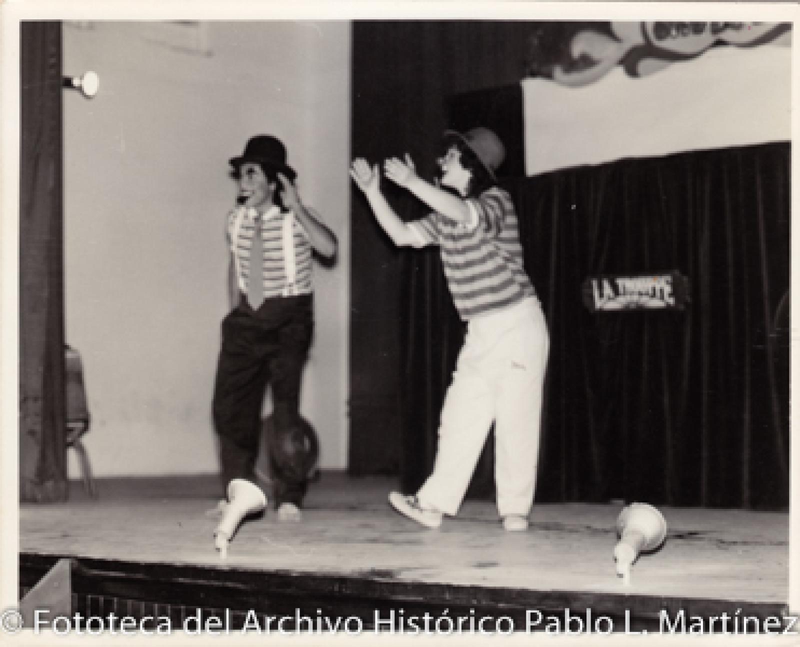 Payasos en escenario
