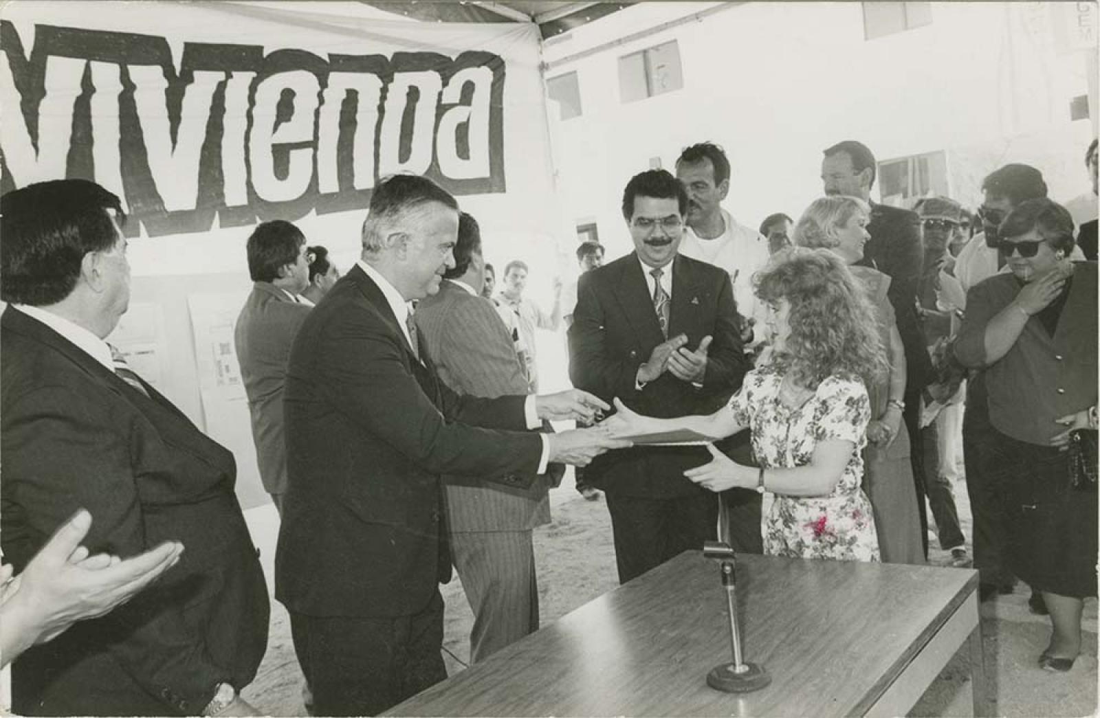 Pedro Aspe Armella en entrega de viviendas.