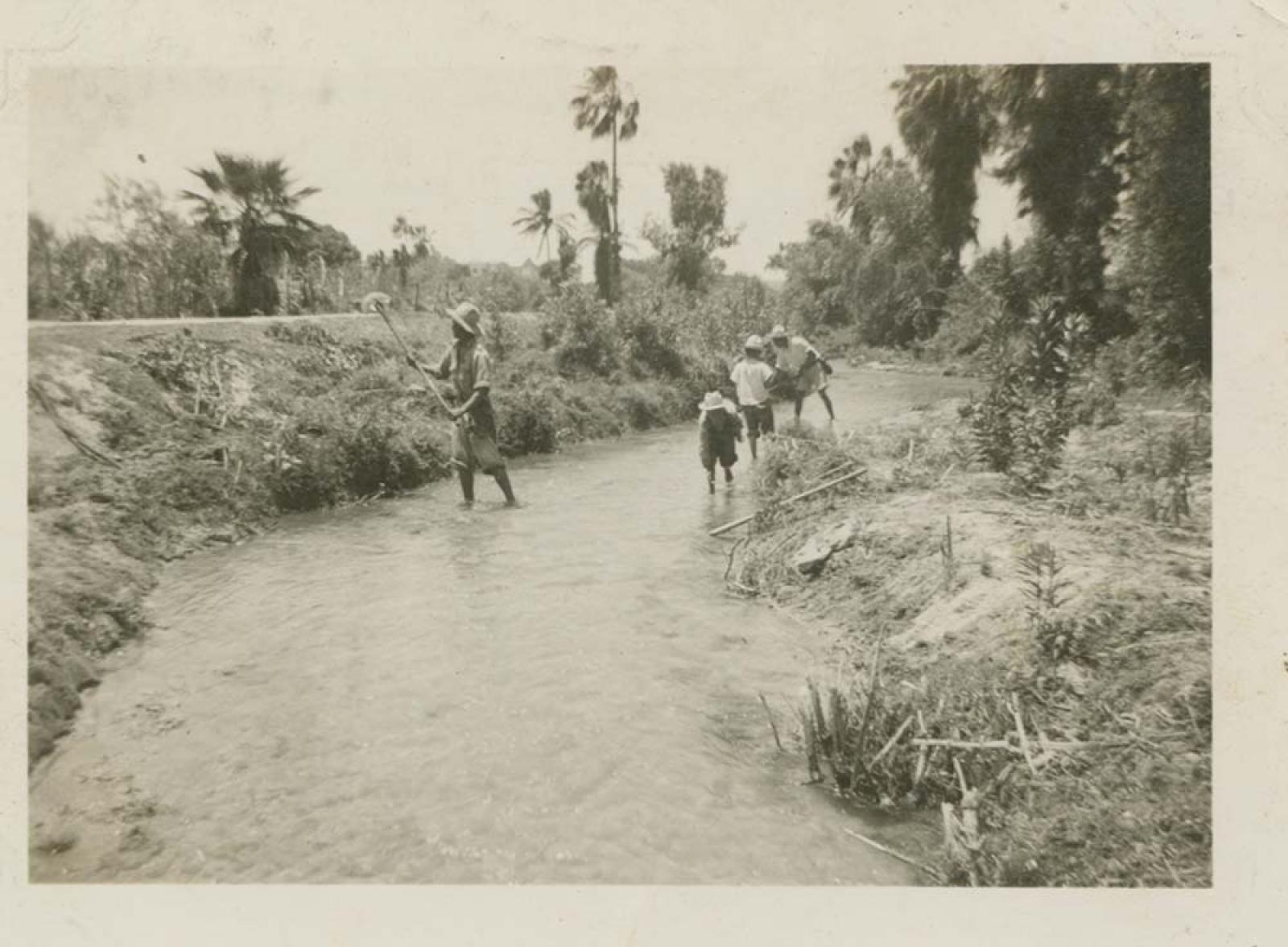 “Peones limpiando la acequia en Todos Santos”.