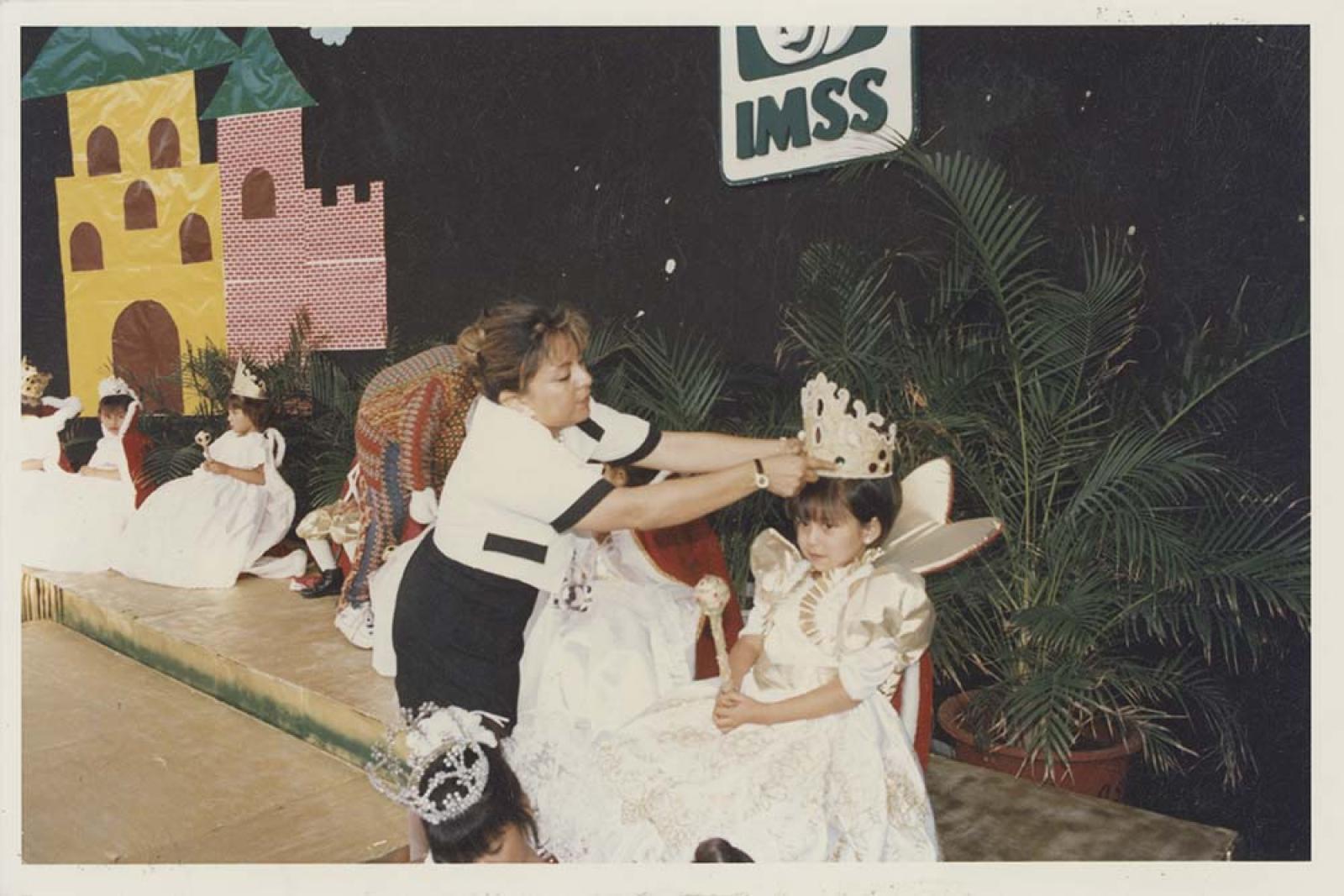 “Perla Sandoval corona a la reina infantil de las Jornadas de Salud”.