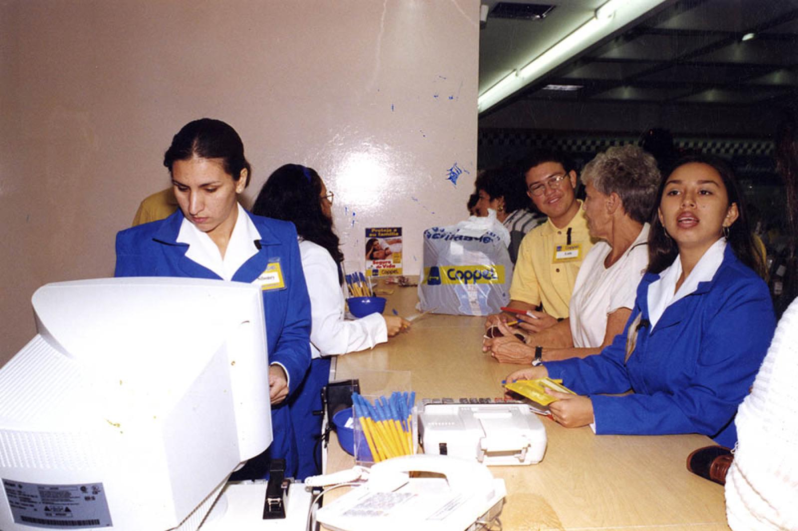 “Personal capacitado” de tienda Coppel.