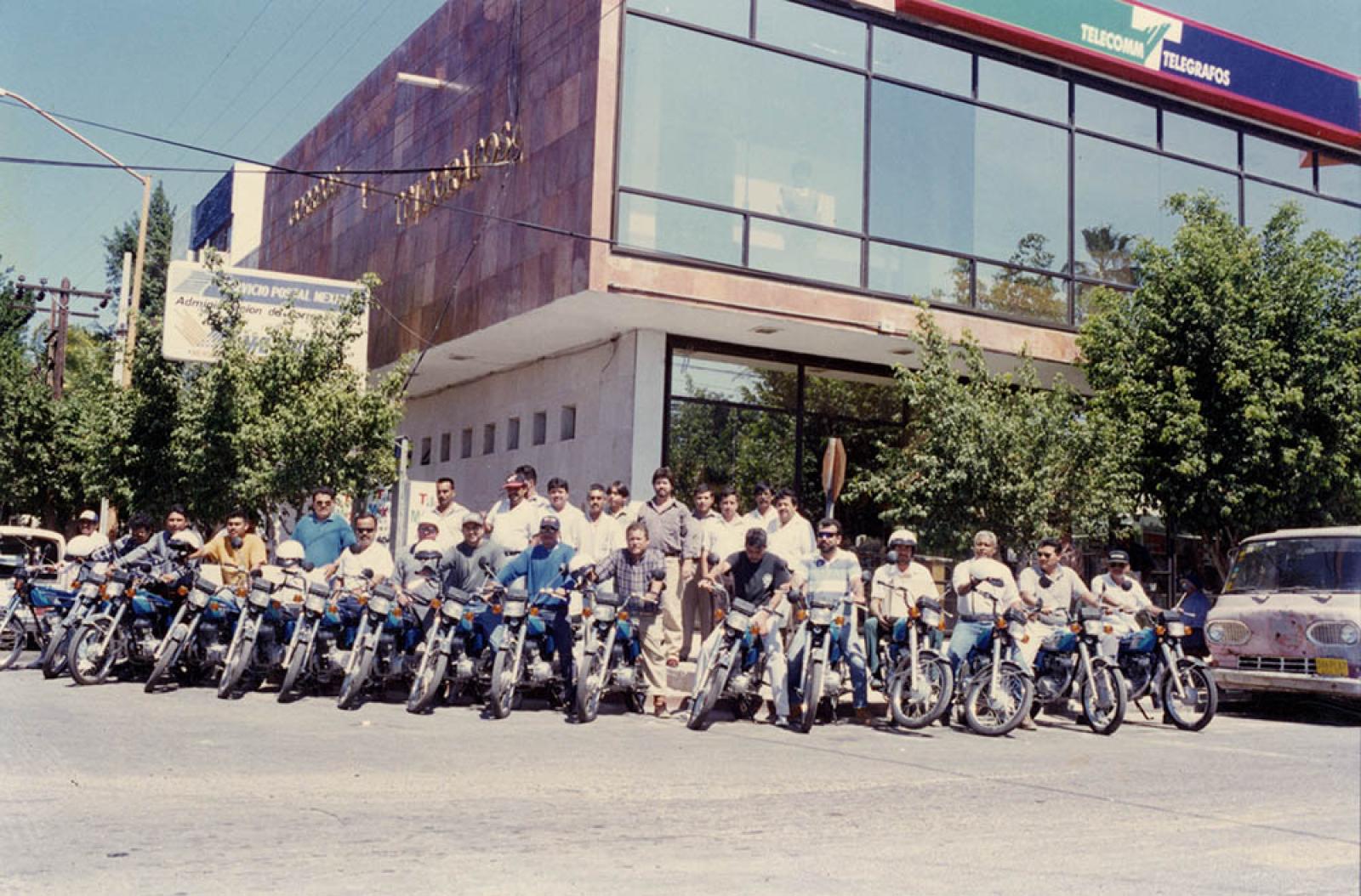 Personal de Correos de México y Telecom en motocicletas.