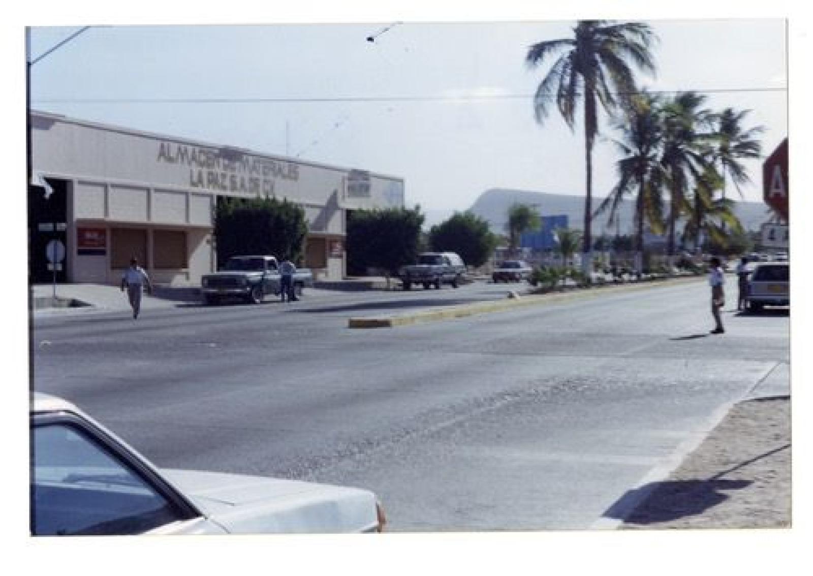Personal de Tránsito Municipal ejerciendo su trabajo en calles de La Paz, Baja California Sur.