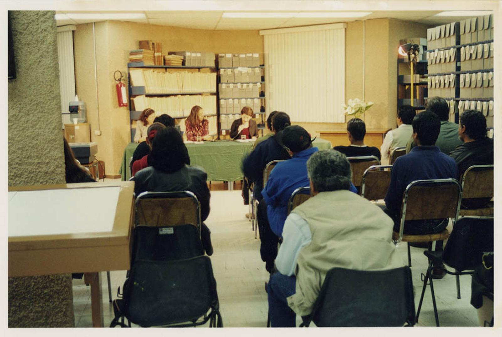 Personal del archivo en conferencias.