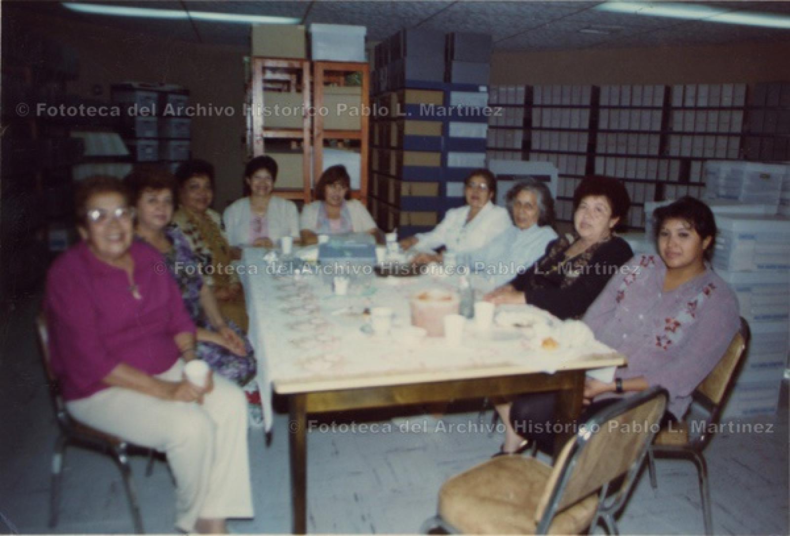 “Personal del archivo histórico en convivio del día de Reyes”.