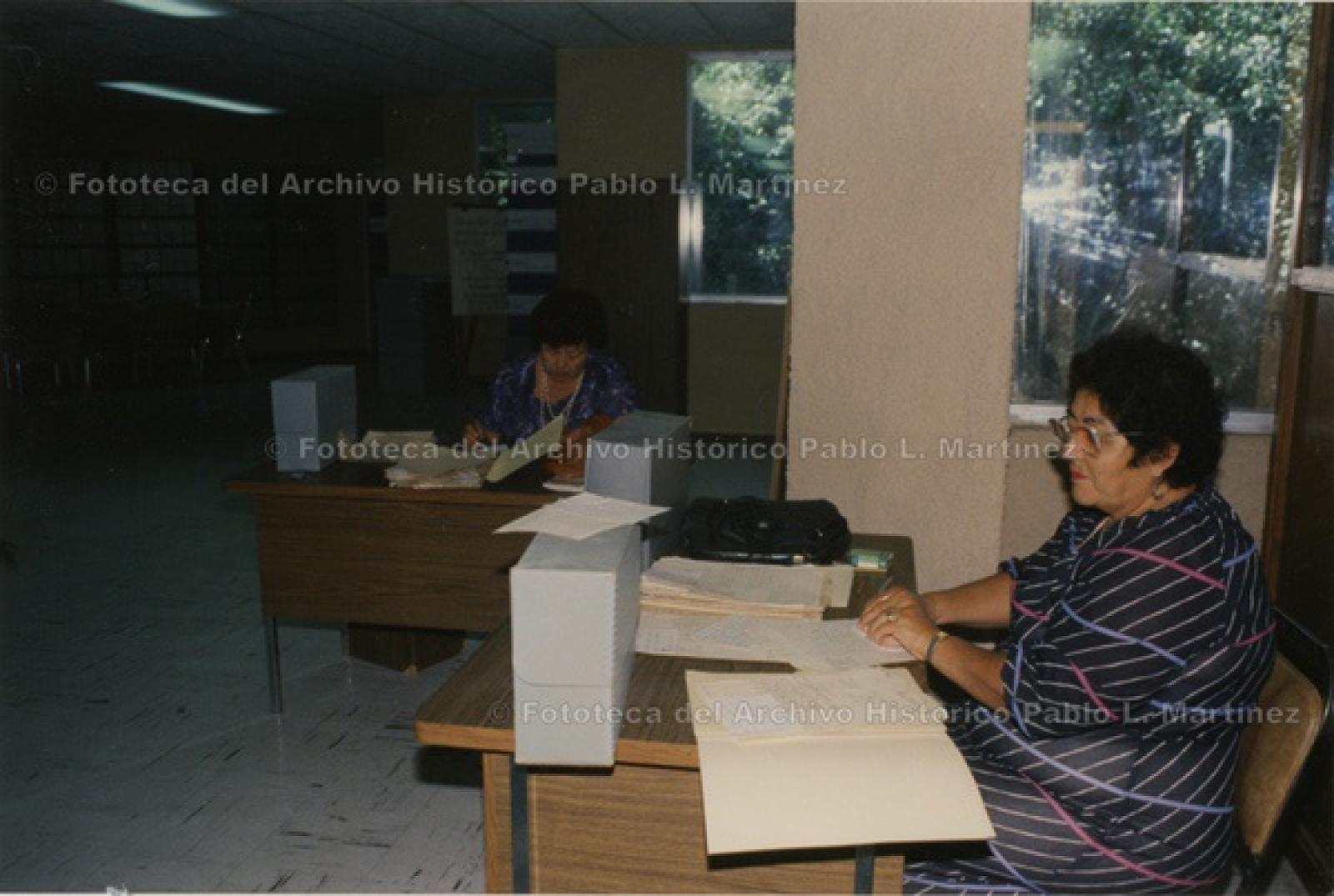 “Personal del archivo histórico, en plena clasificación documental.”