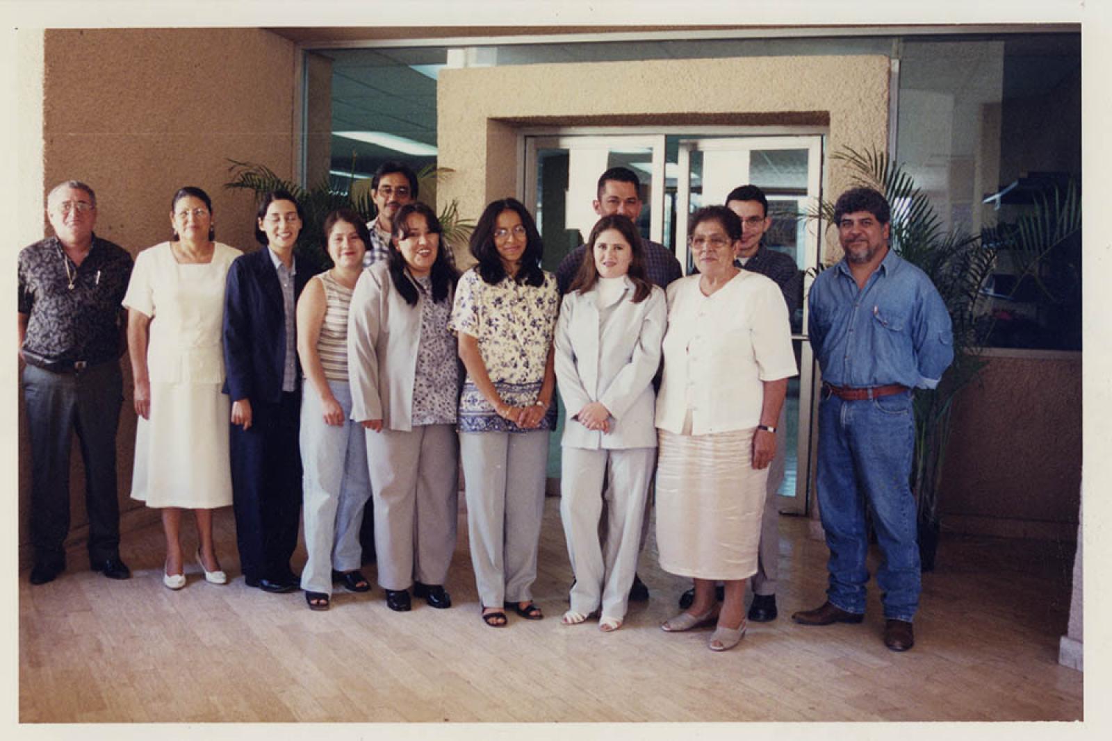 Personal del Archivo Histórico Pablo L. Martínez, retrato de grupo.