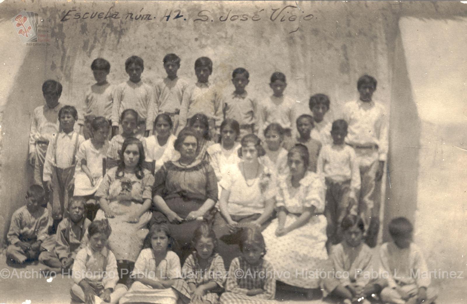 Personal docente y alumnado de la Escuela Primaria Número 42 de San José Viejo, Baja California.