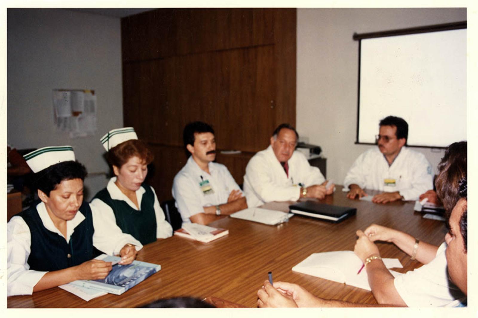 Personal médico en reunión, retrato de grupo.