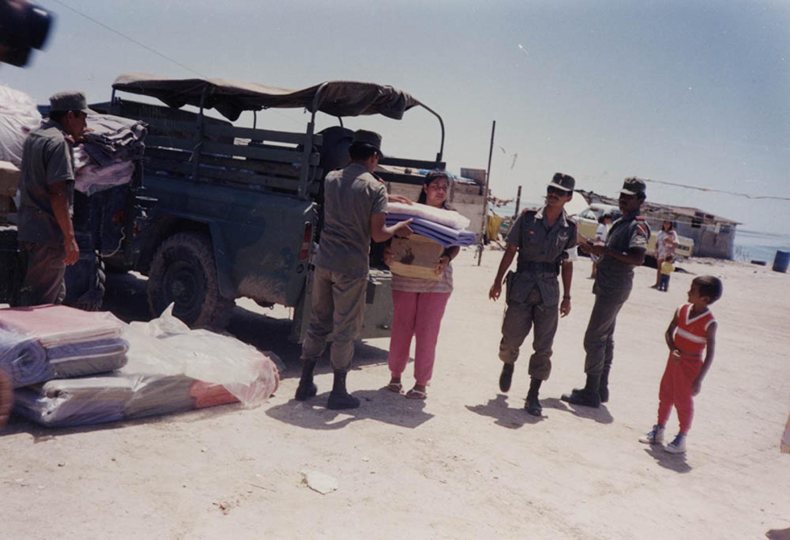 Personal militar hace entrega de productos de primera necesidad en el área de la Laguna de San Ignacio, B.C.S.