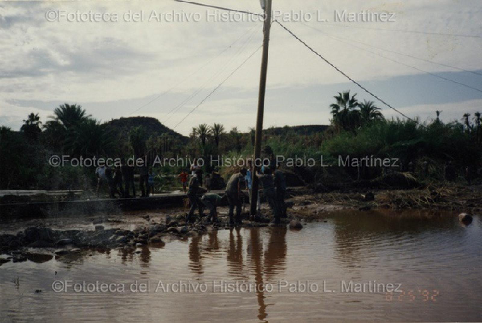 Personal militar levantando postes de energía eléctrica en San Ignacio, B.C.S.