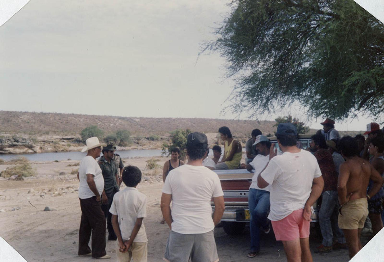 Personal militar y población civil reunidos después del huracán Lester.