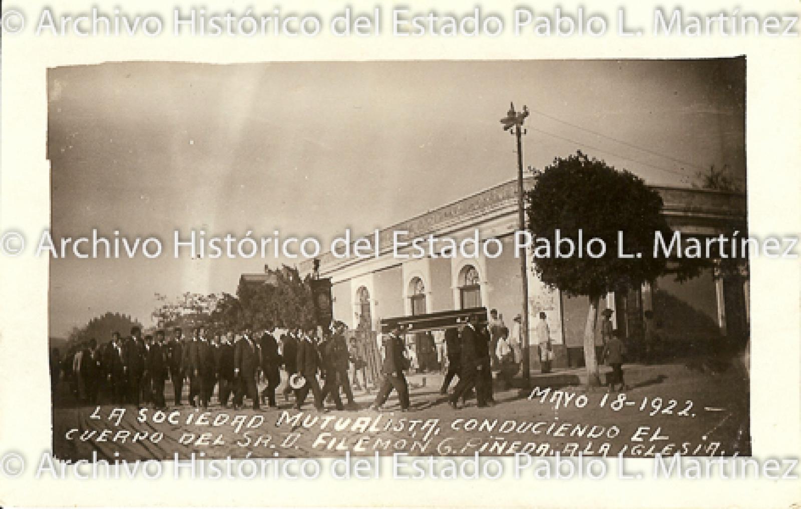 Personas conducen féretro con el "cuerpo del sr. D. Filemón Piñeda, a la iglesia".
