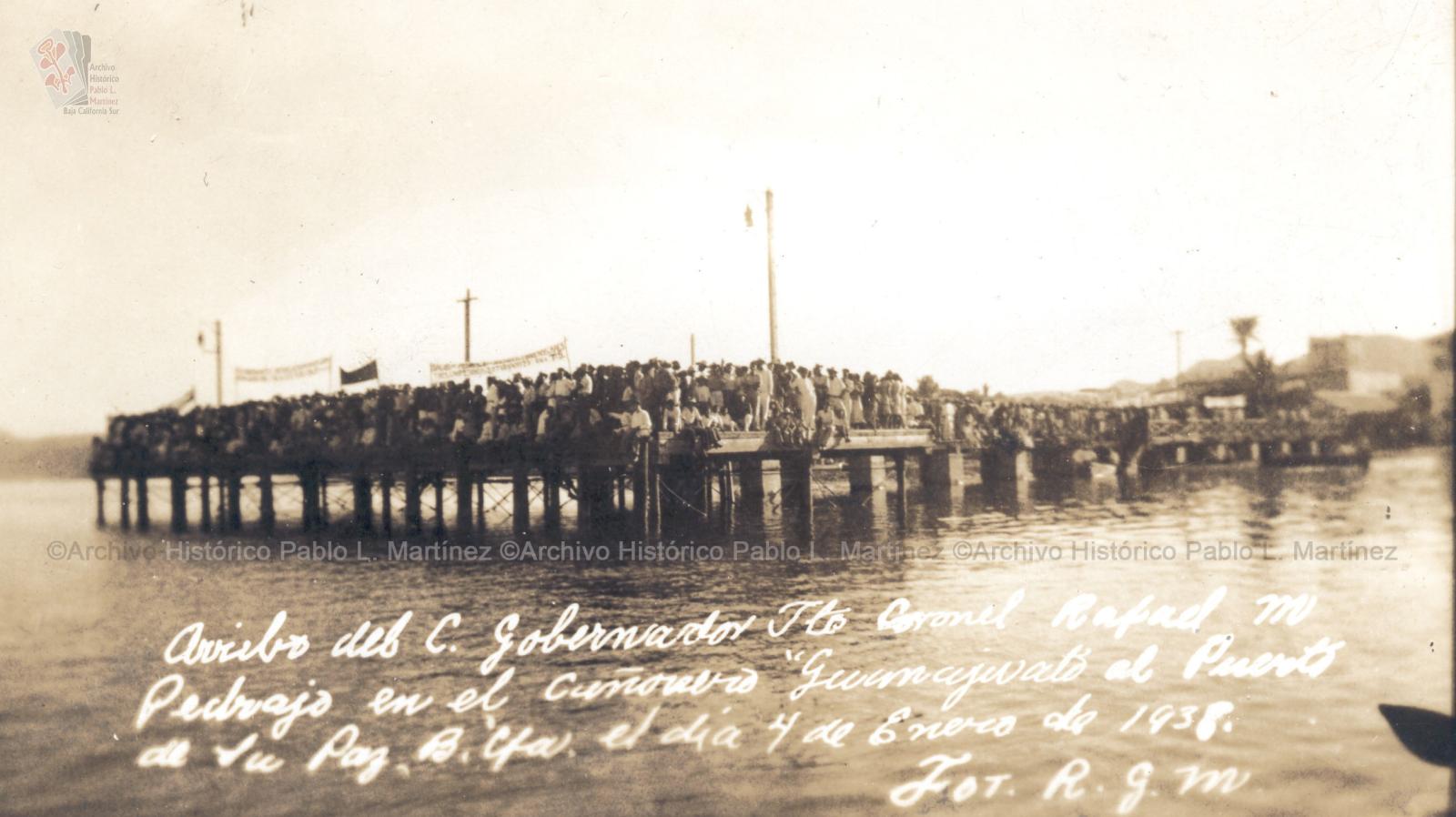 Personas en espera del arribo del teniente coronel Rafael M. Pedrajo. Gobernador del Territorio de Baja California.