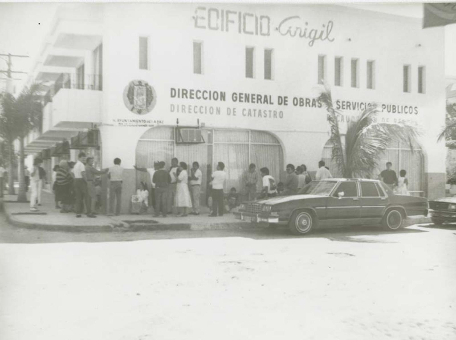 Personas hacen fila en el edificio de la Dirección de Catastro.