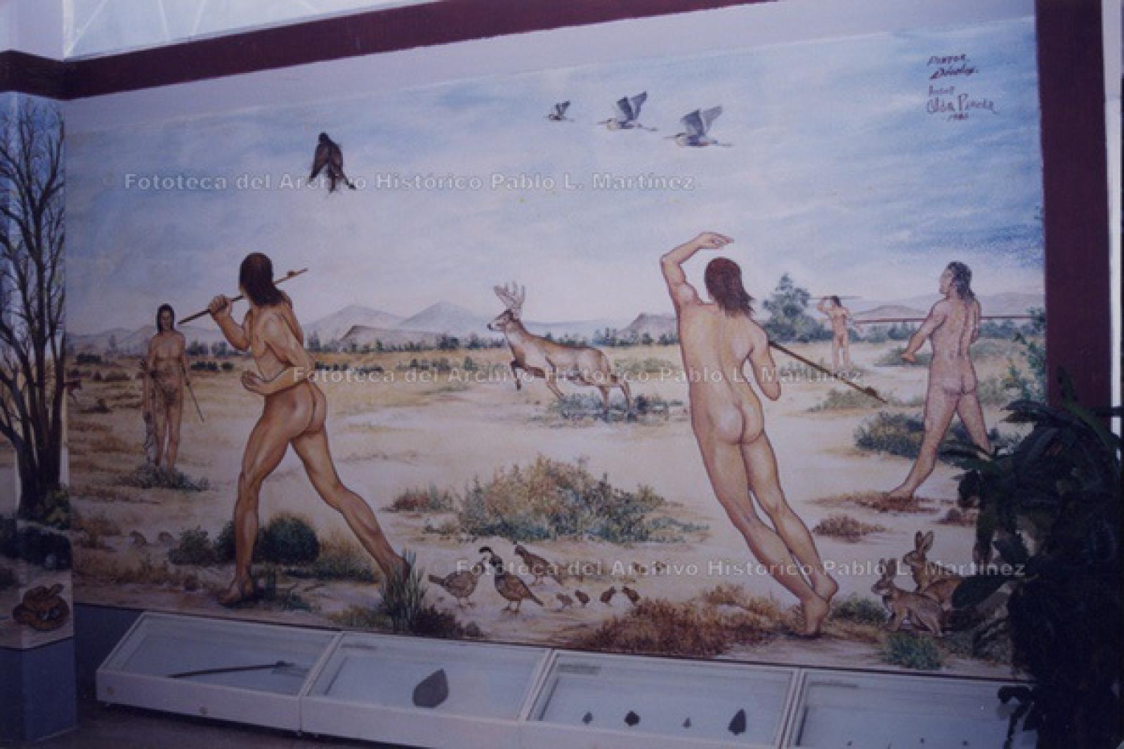 Piezas líticas y mural sobre la vida cotidiana de los nativos, en museo del INAH.