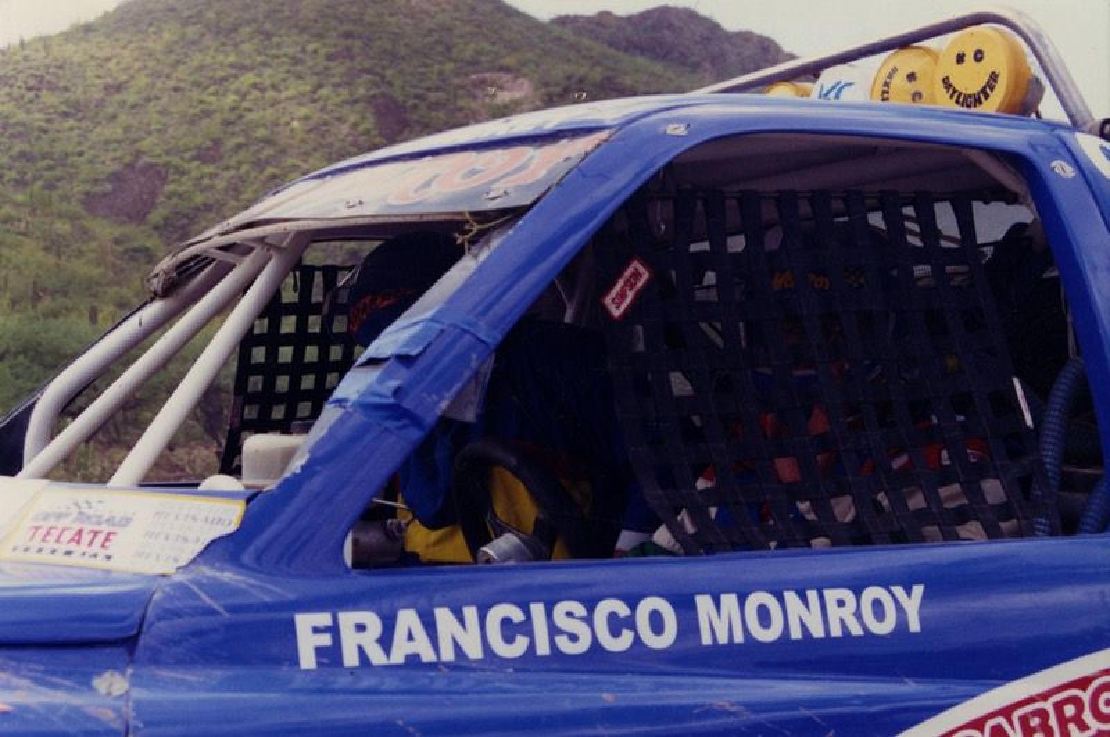 Piloto y copiloto dentro de automóvil de carreras.