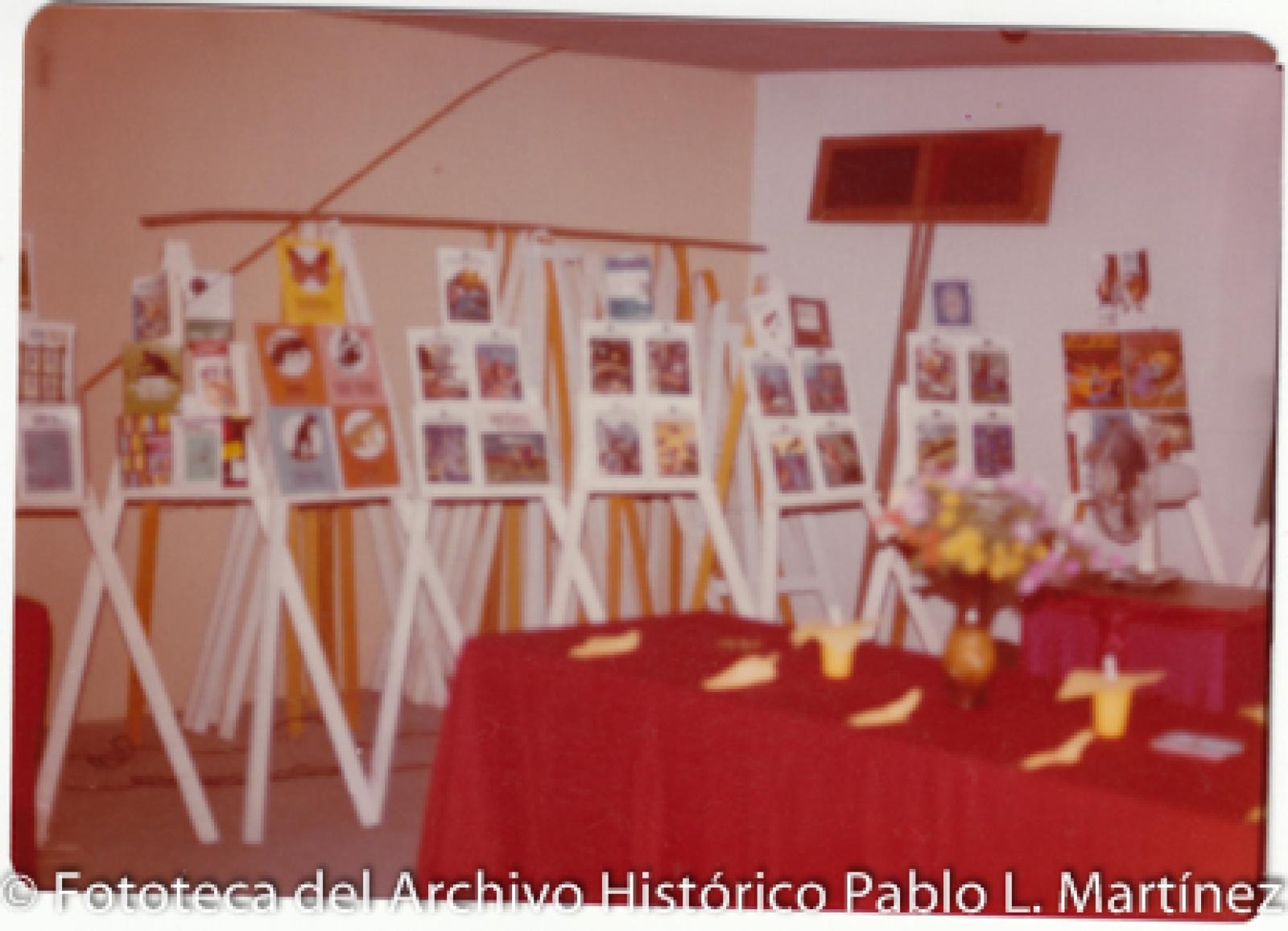 Pinturas y dibujos sobre caballetes