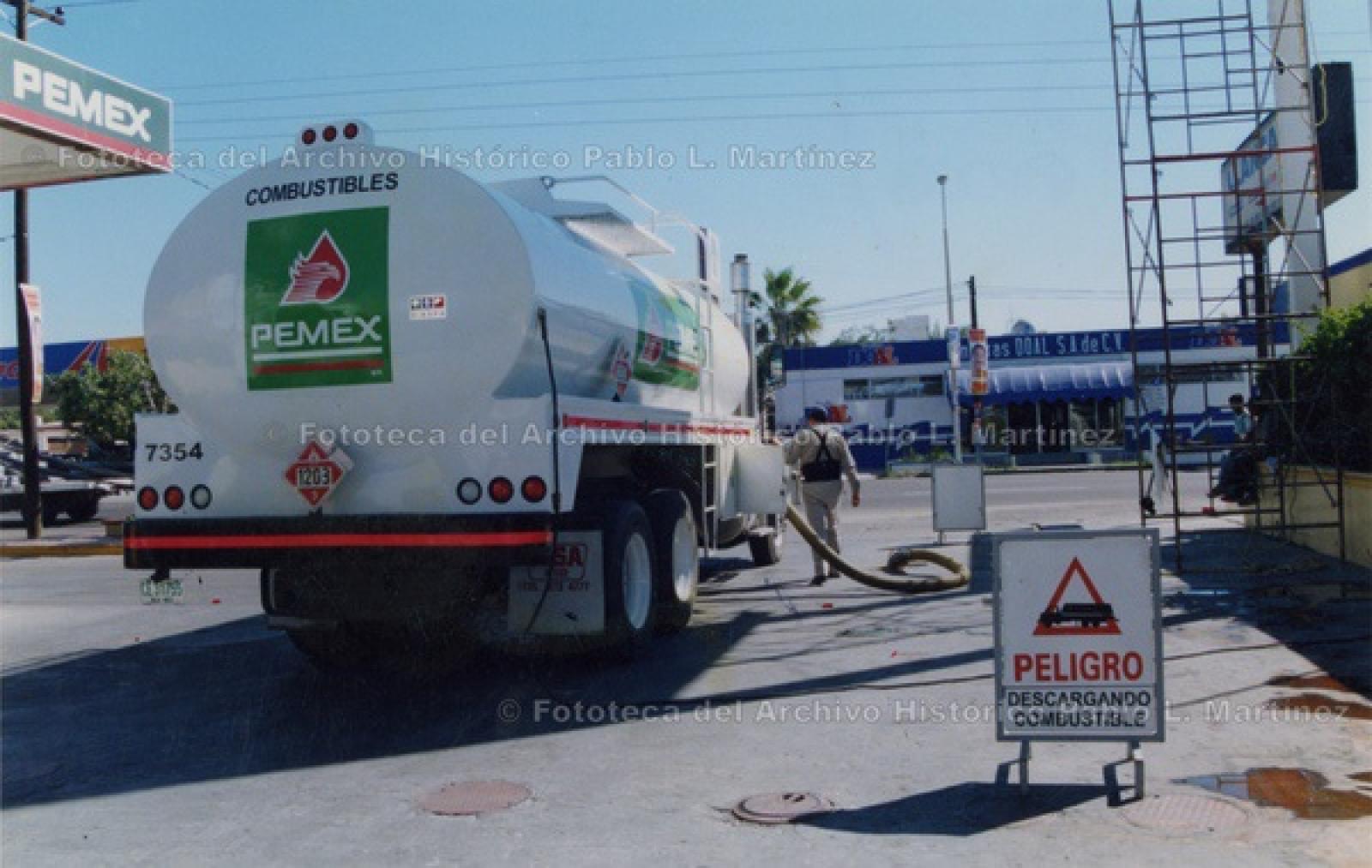 Pipa de PEMEX en gasolinera.