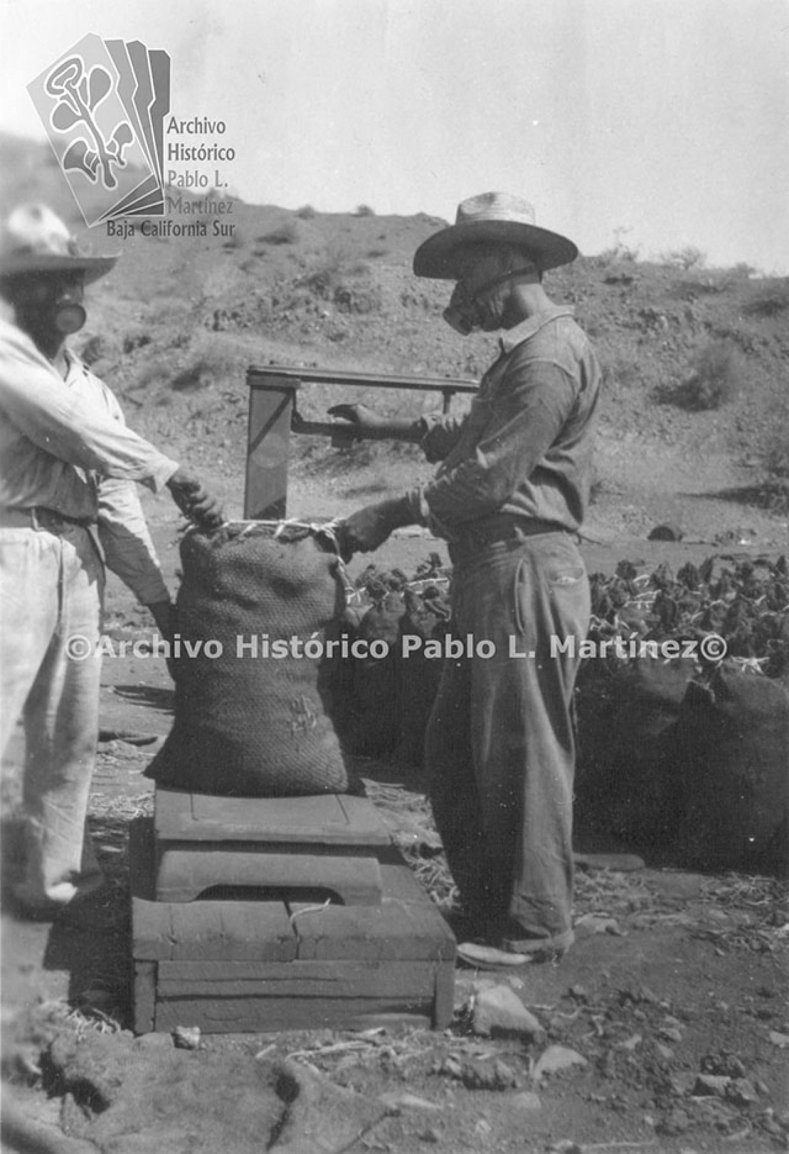 Planilla donde se pesa el manganeso en el mineral de Pilares y Gavilanes, Mulegé, Baja California.
