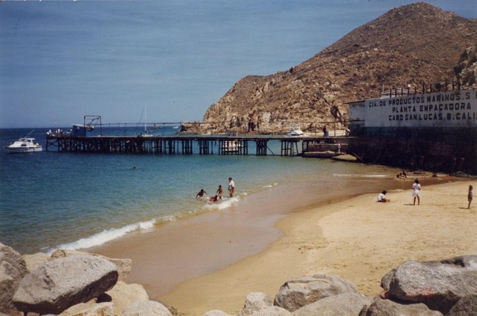 Playa a un costado de empacadora de productos marinos, Cabo San Lucas, Baja California Sur.