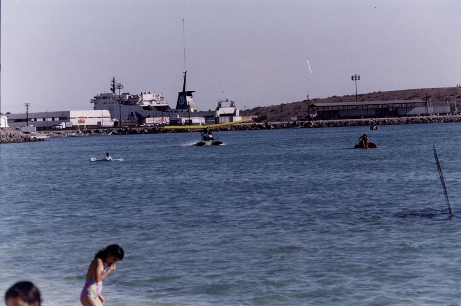 Playa e instalaciones portuarias de Pichilingue.
