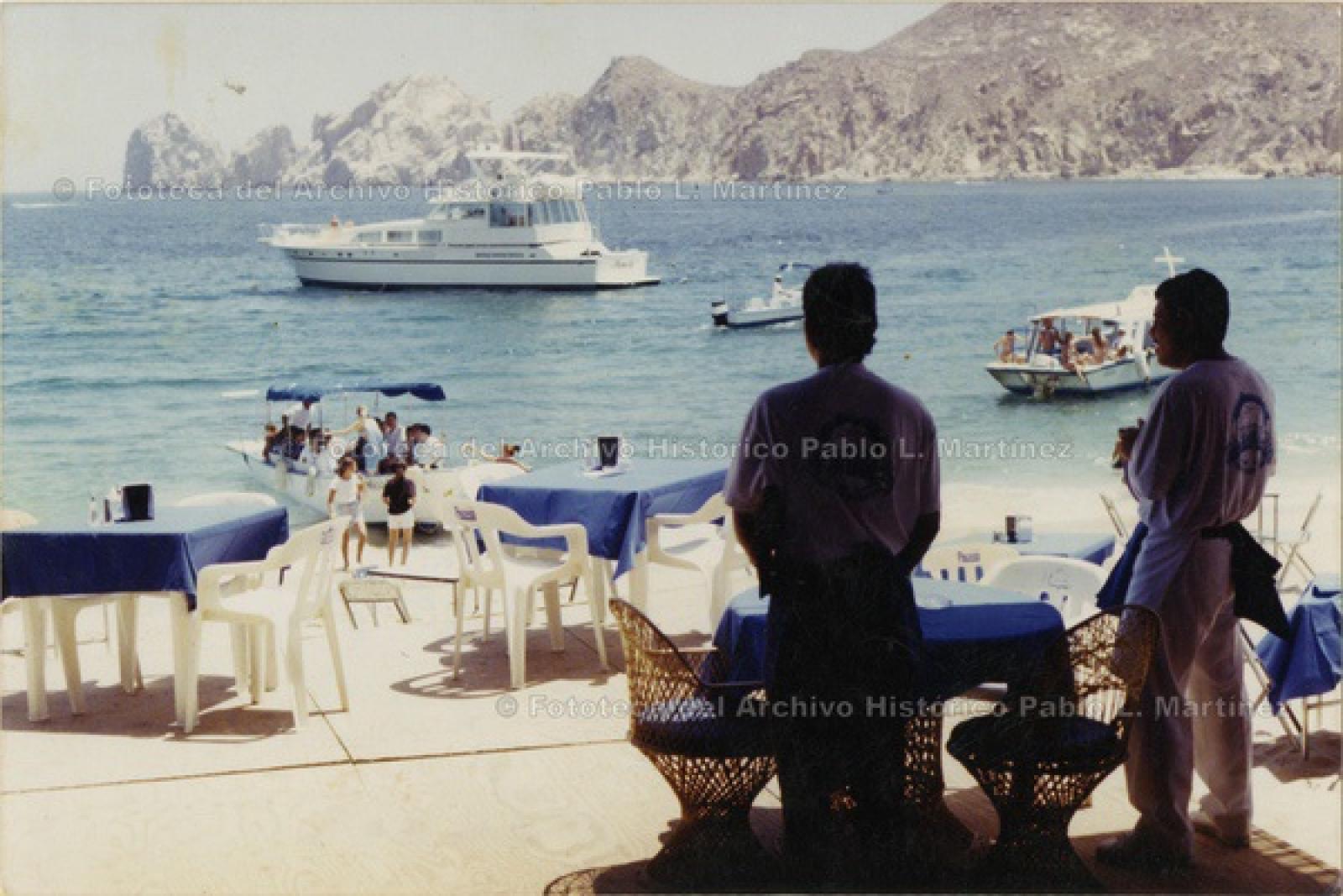 Playa El Médano con vista hacia El Arco, Cabo San Lucas.