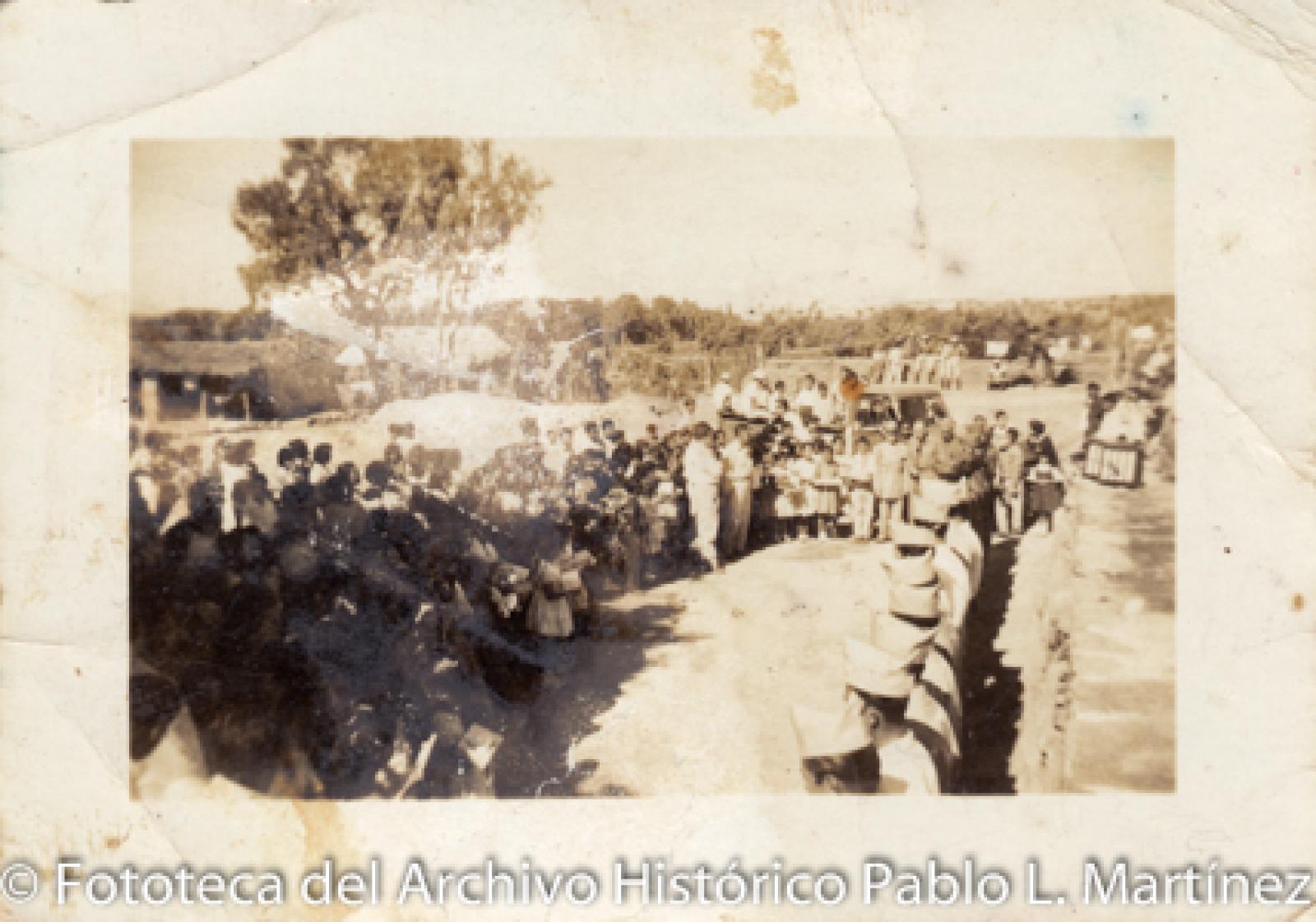 Población civil y ejército en acto público.