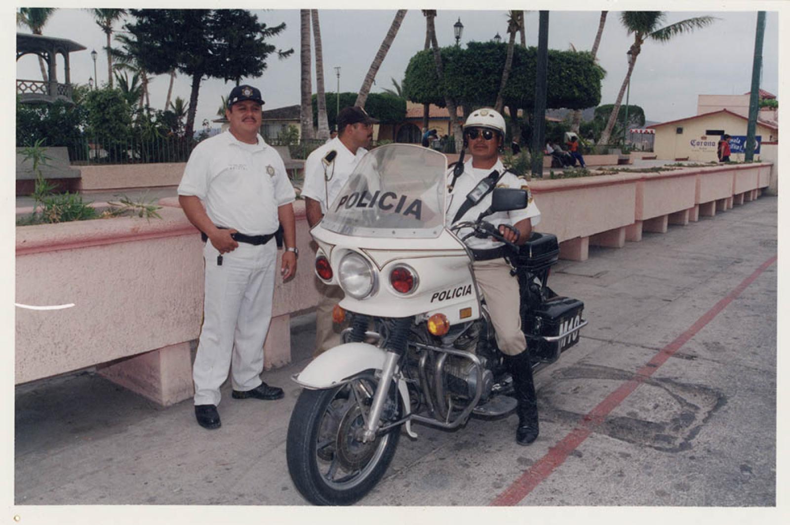 Policías brindando seguridad en el malecón de La Paz, B.C.S.