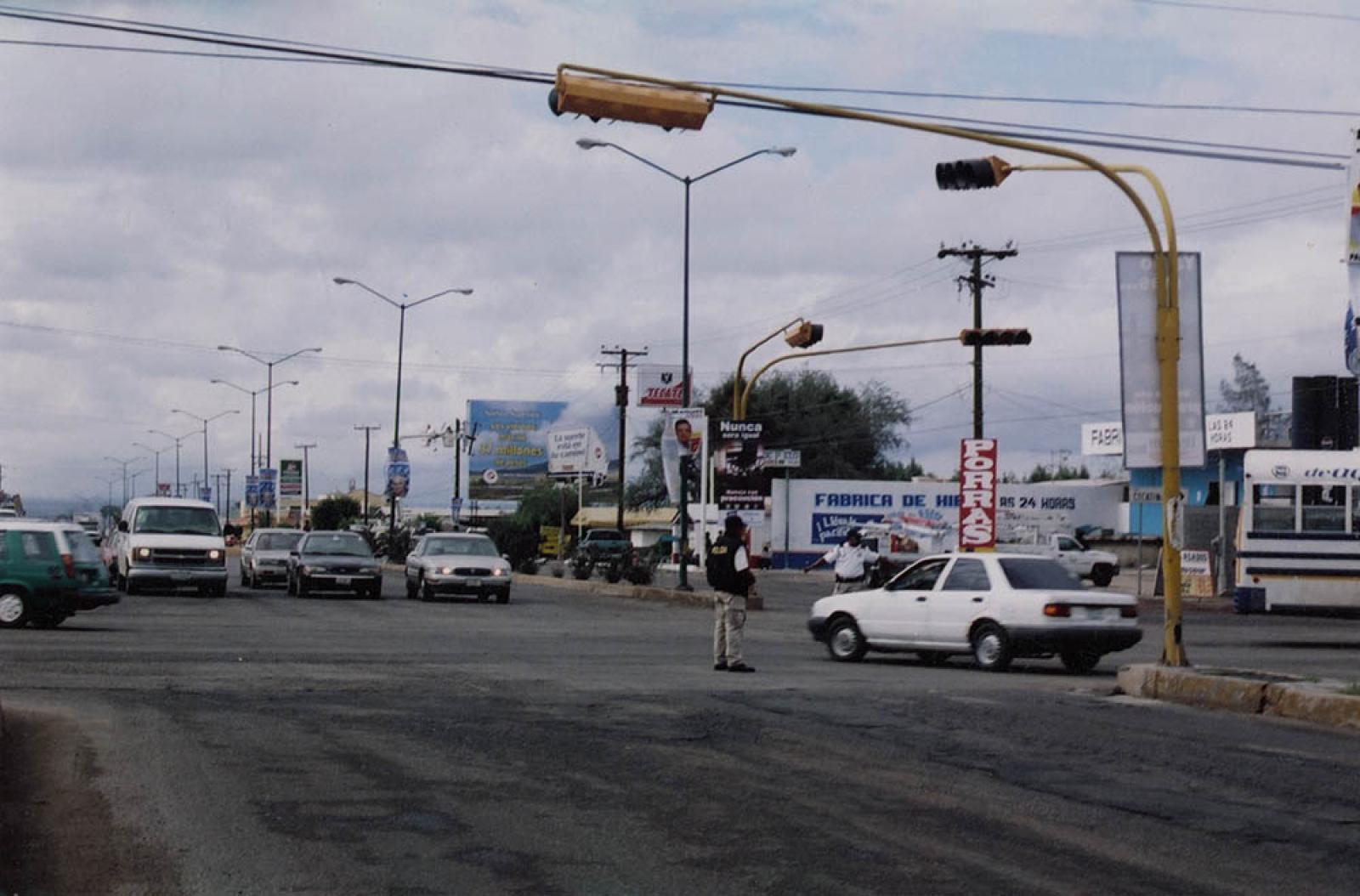 Policías controlan tráfico en el cruce de la Carretera al Sur y Libramiento.