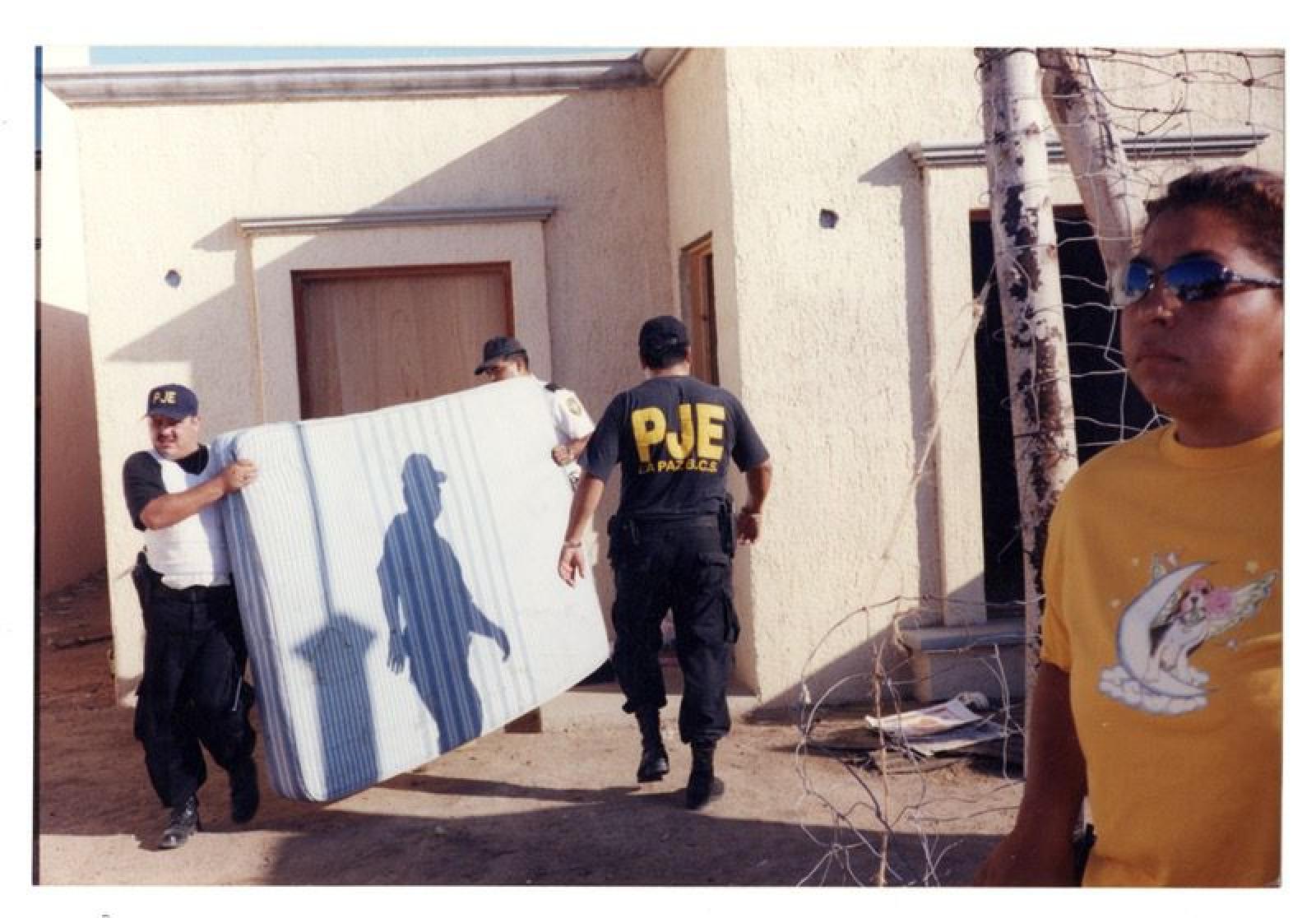 Policías en desalojo de casa habitación.