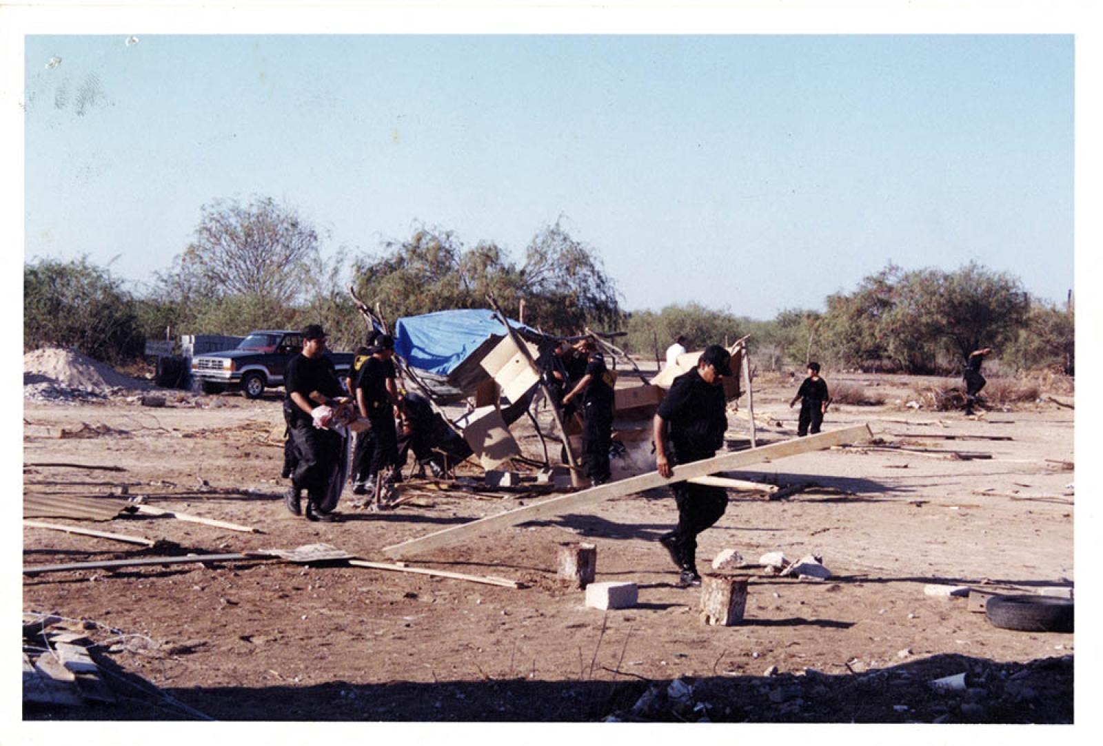 Policías en terreno baldío.