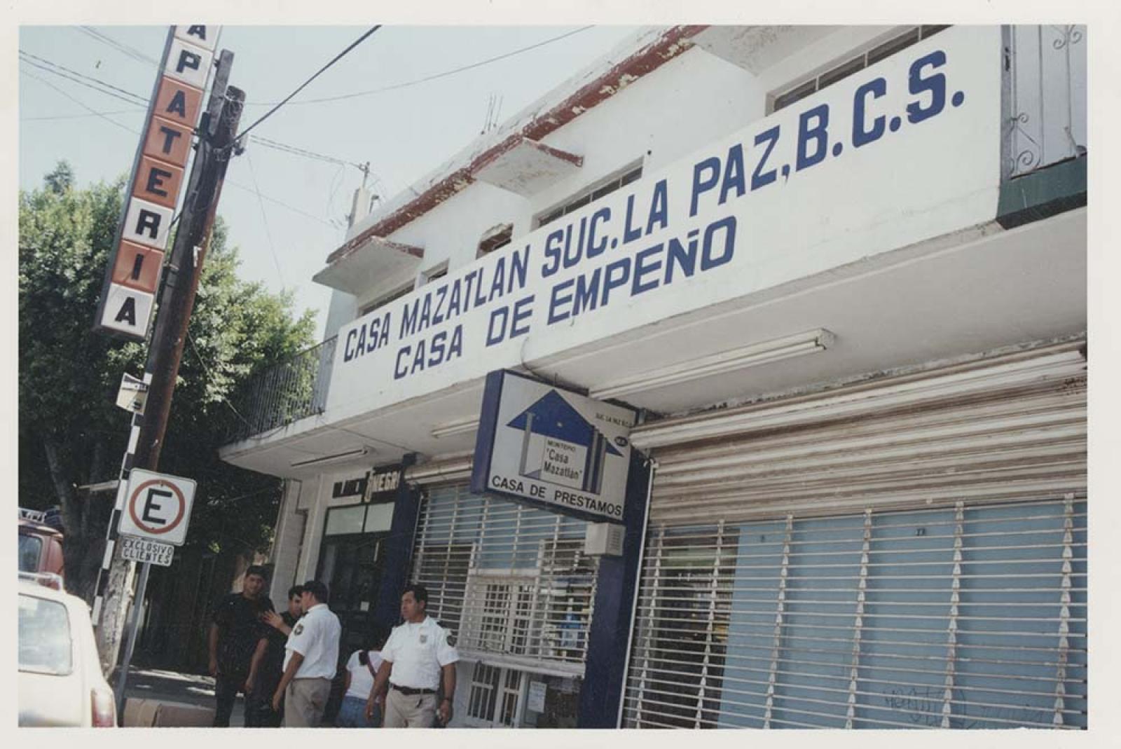 Policías frente a la casa de empeño Mazatlán, sucursal La Paz.