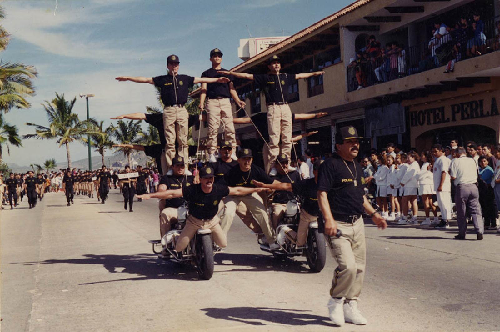 Policías que participan en el tradicional desfile, La Paz, Baja California Sur.