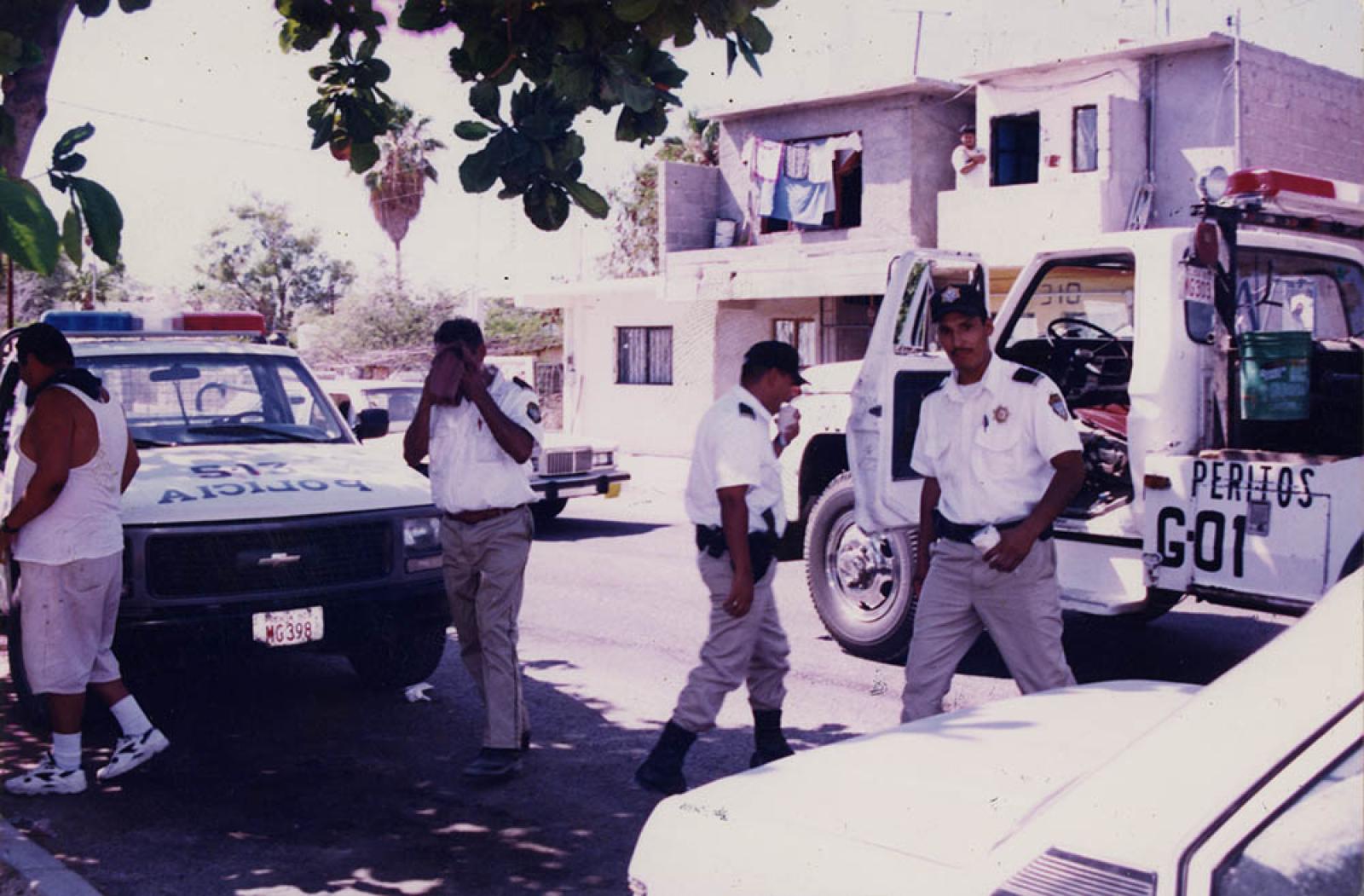 Policías realizando su trabajo.