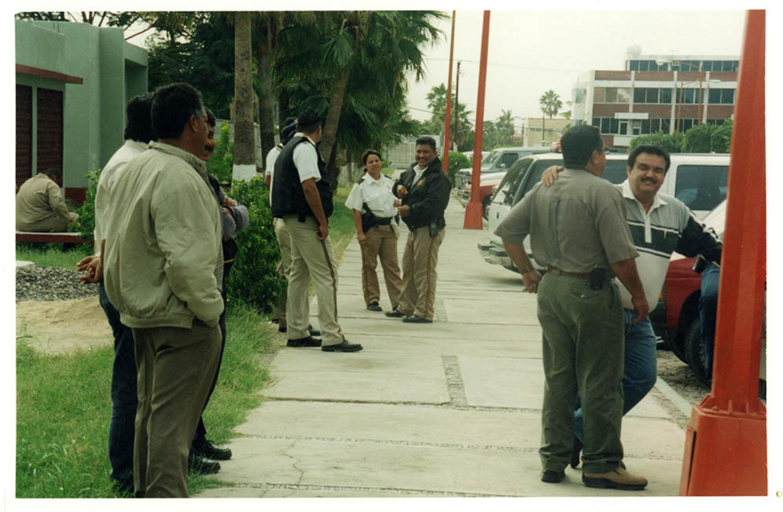 Policías y civiles.