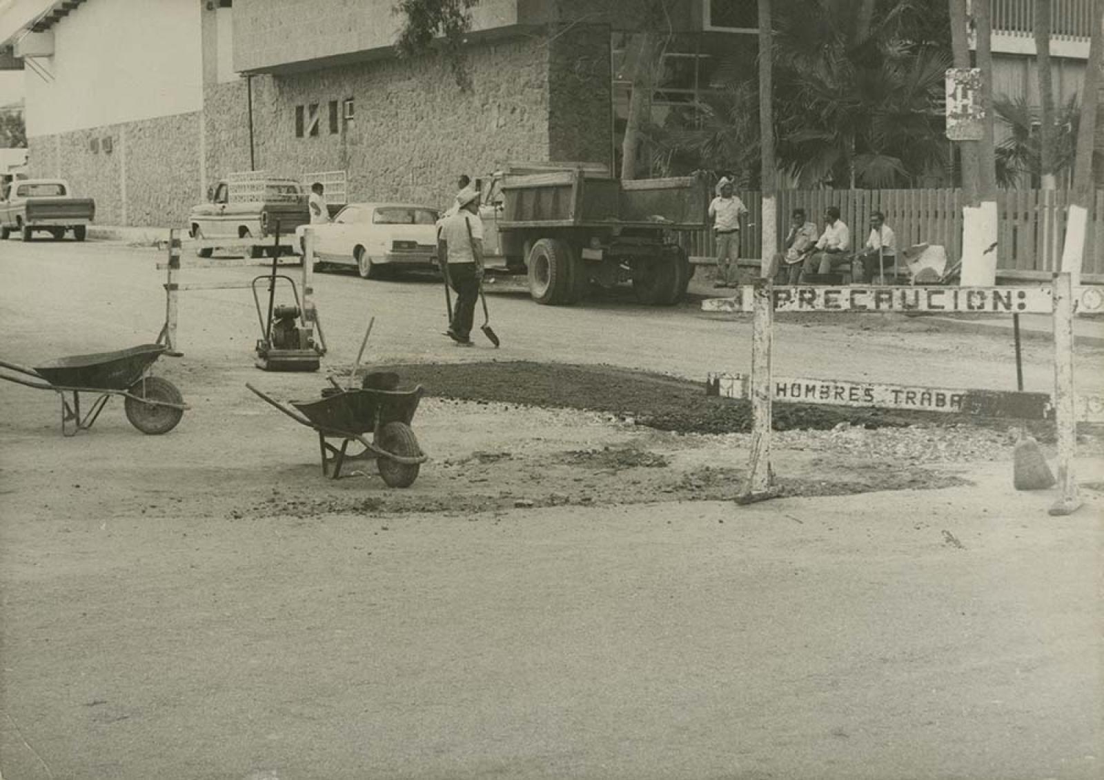 Precaución: hombres trabajando.