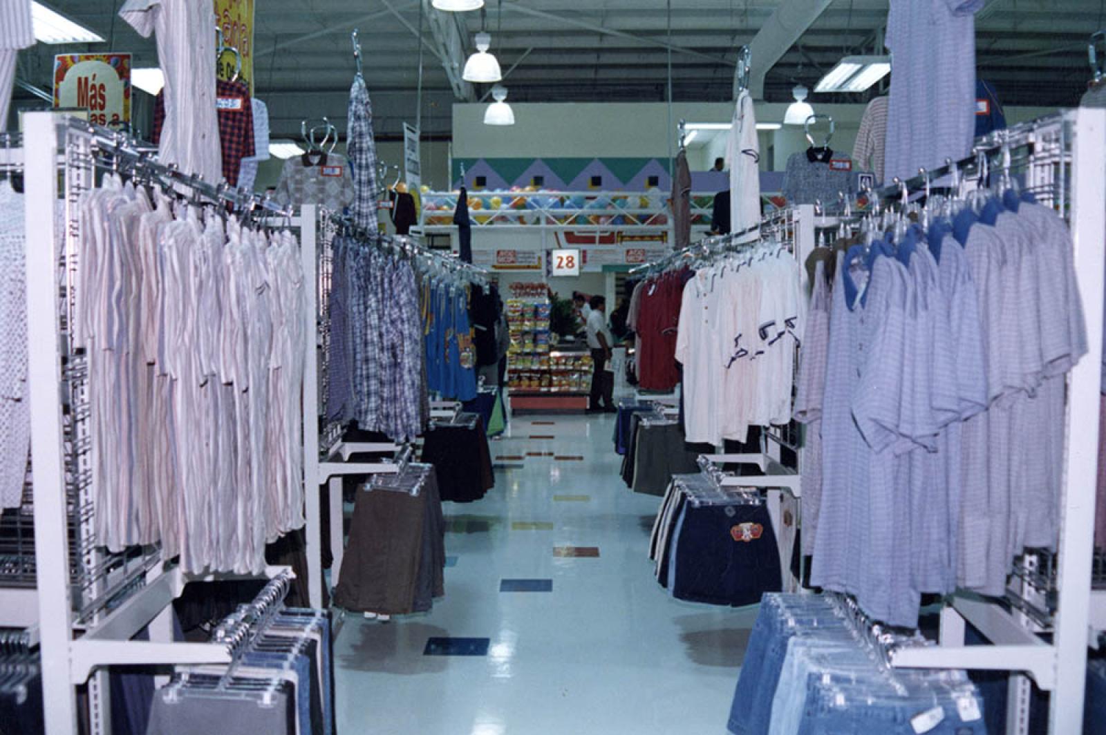 Prendas de vestir para caballero a la venta en interior de centro comercial.