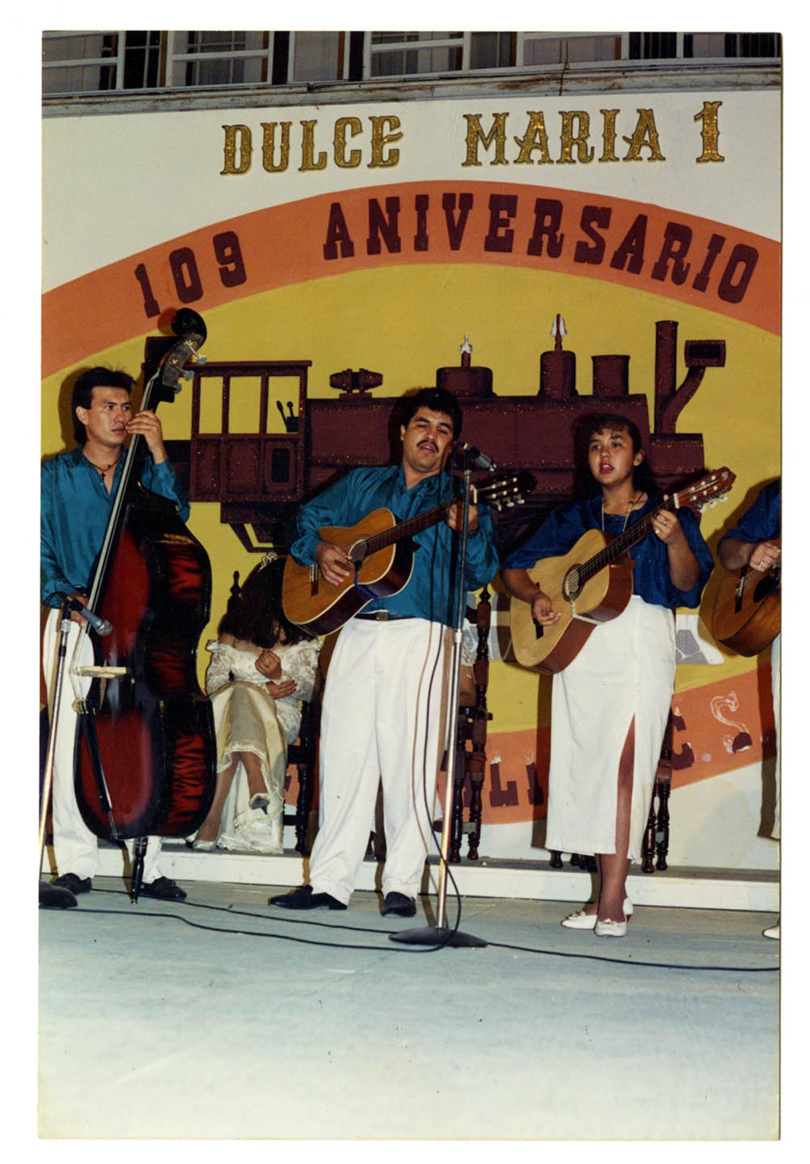 Presentación de grupo musical en el 109 aniversario de la fundación de Santa Rosalía.