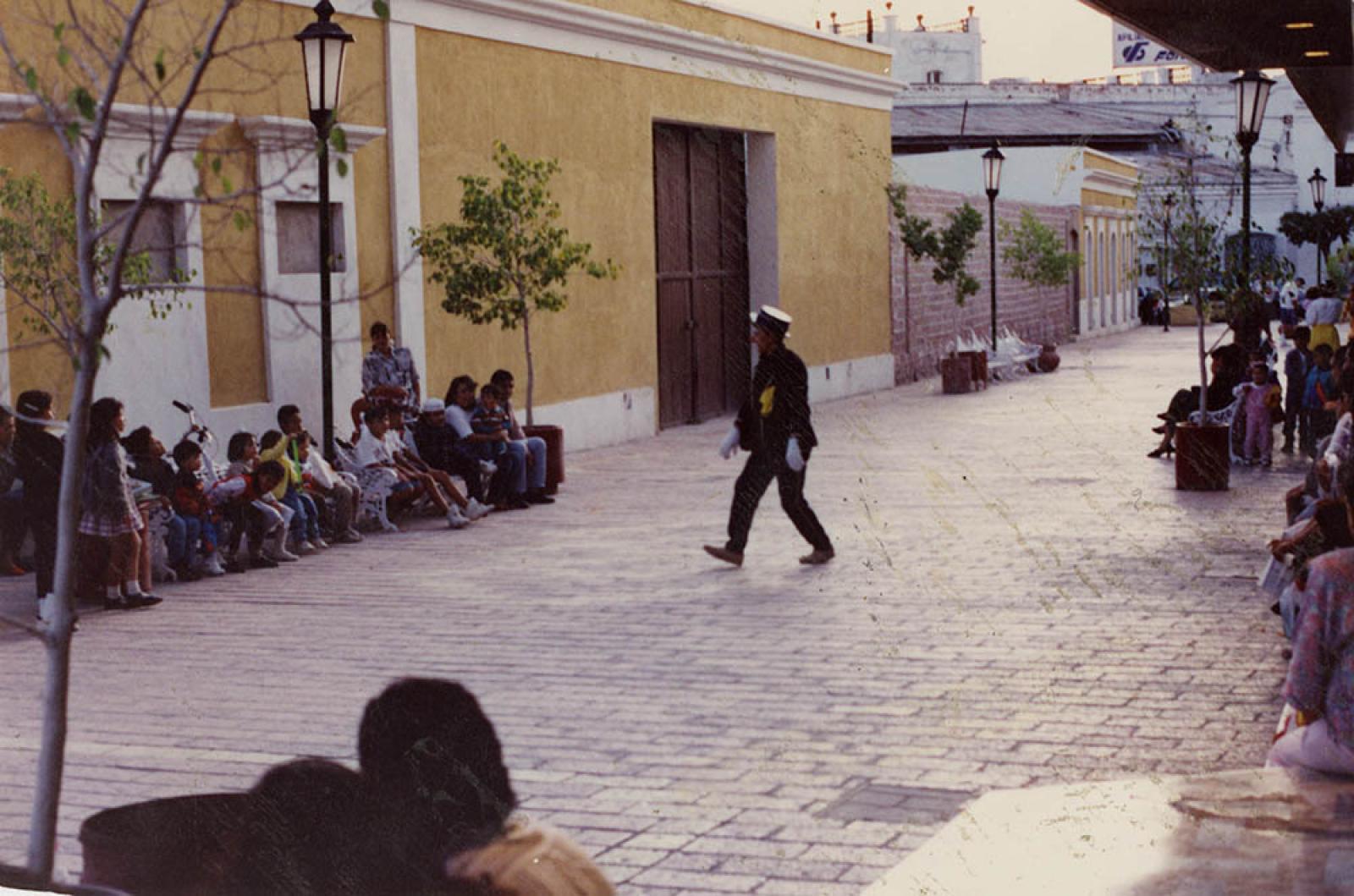 Presentación de payaso al público, sobre el callejón de Los Artesanos, La Paz.