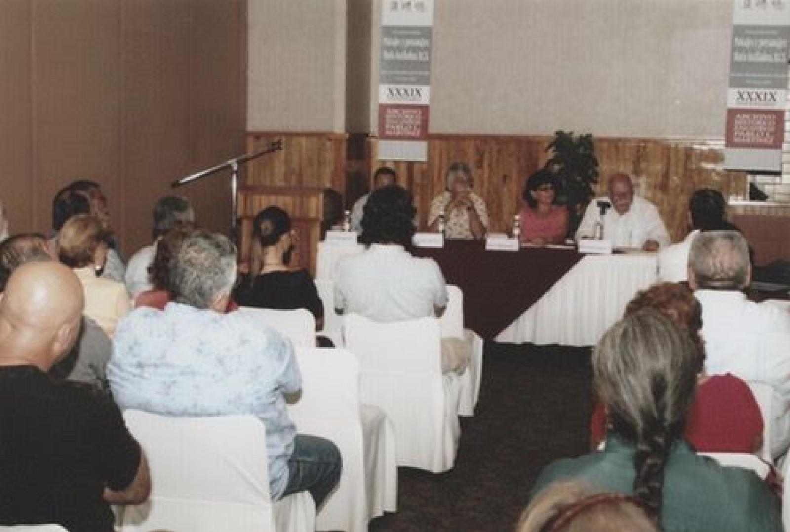 Presentadores y público asistente la presentación del libro Paisajes y personajes en María Auxiliadora, Baja California Sur.