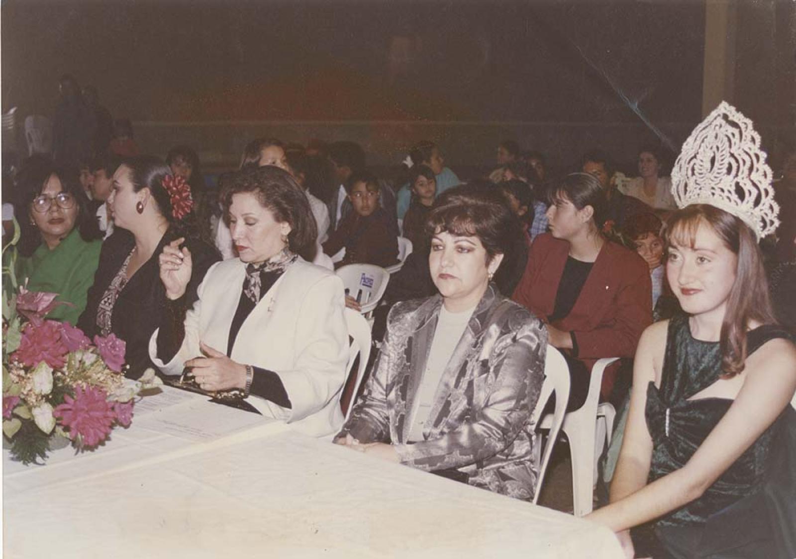 “Presídium femenil, en elección de reina infantil de La Ballena Gris en Guerrero Negro.”