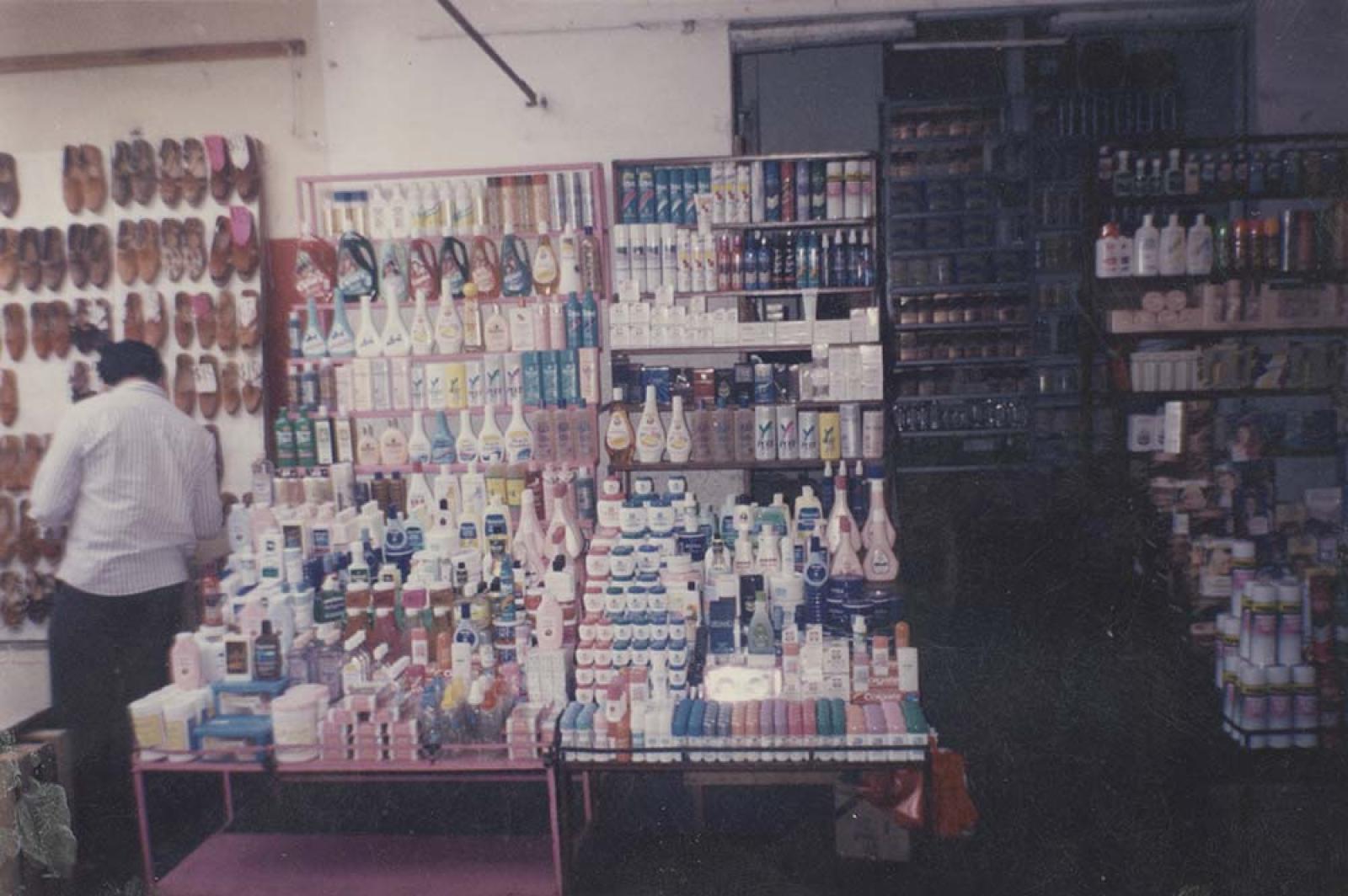 Productos y calzado en comercio.