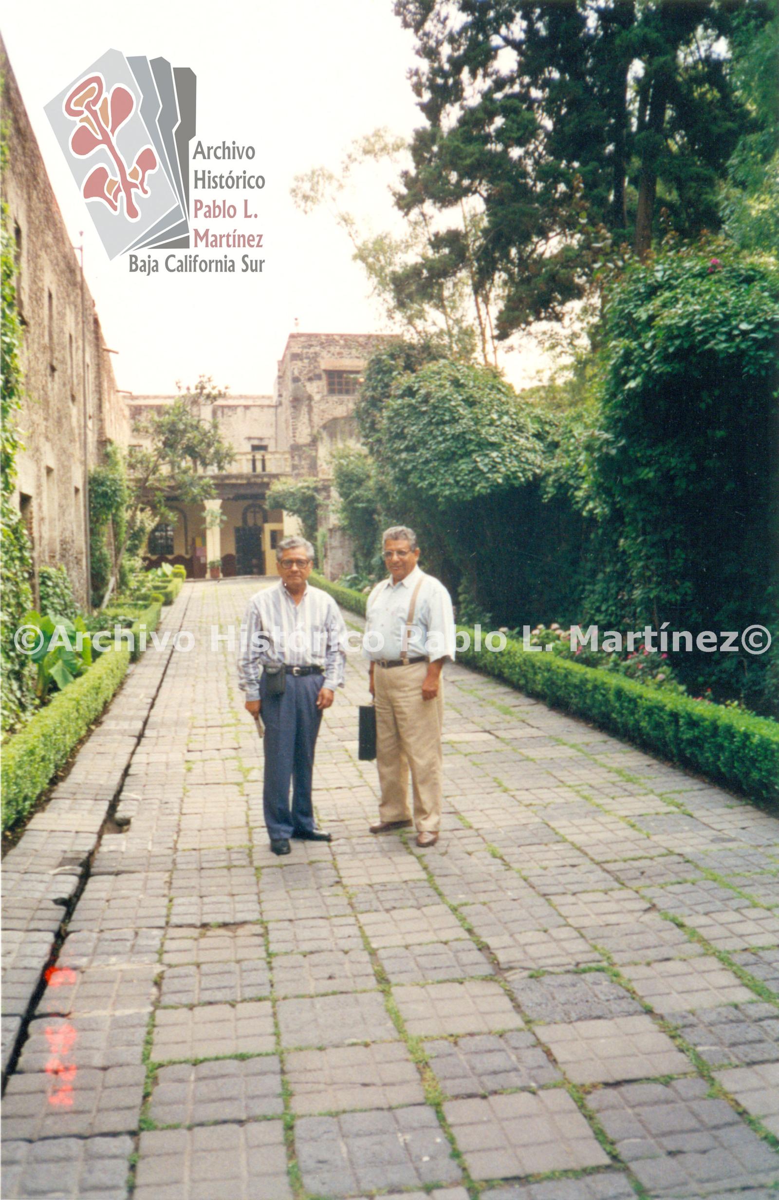 Profesor Leonardo Reyes Silva y licenciado José Andrés Cota Sandoval en el Museo de las Intervenciones en la ciudad de México.