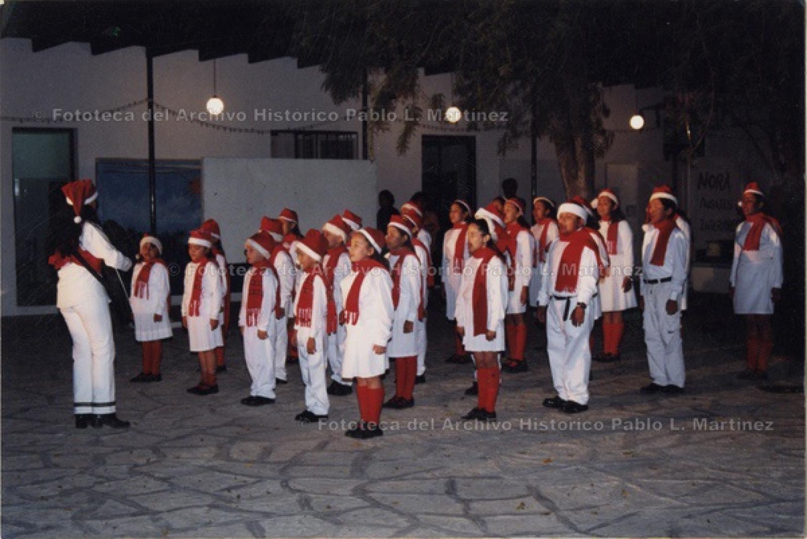 Profesora dirije coro navideño.