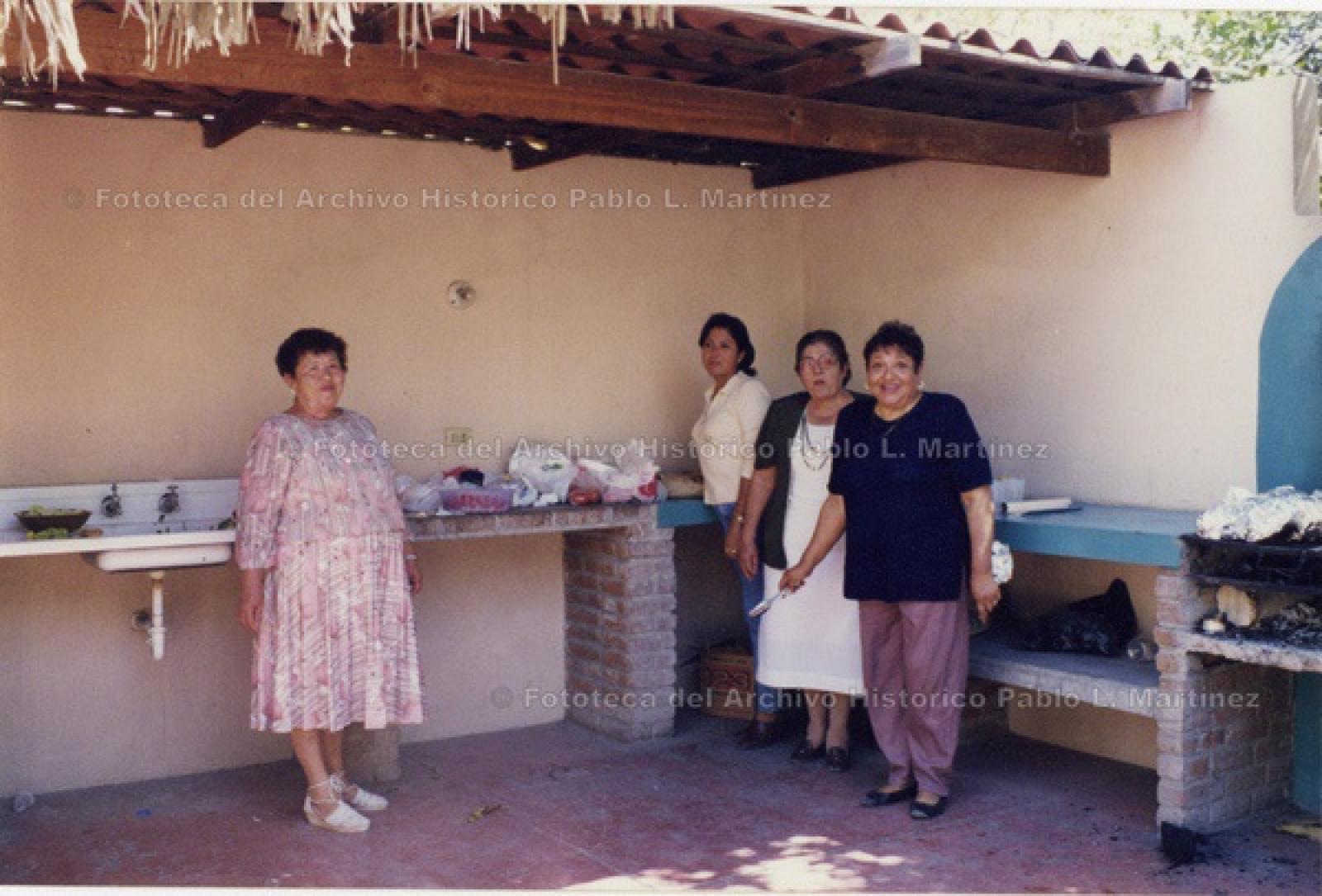 “Profesora María Teresa León, Virginia Núñez, Gladys V. León y María del Socorro Romero”.