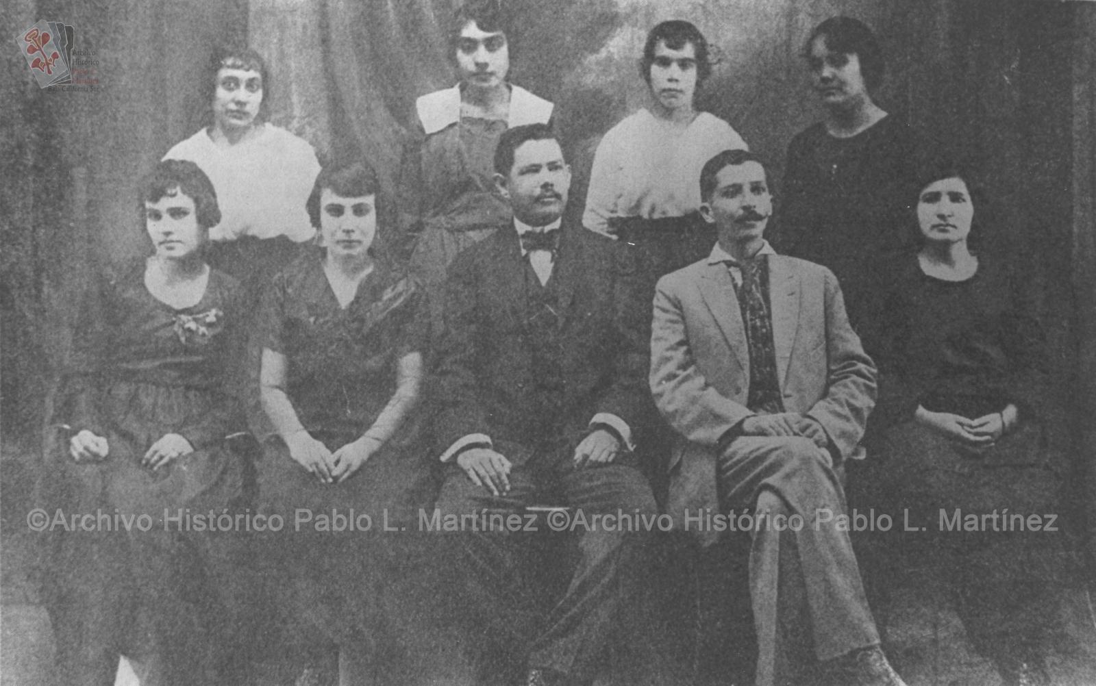 Profesores de las escuelas de Mulegé, Baja California, retrato de grupo.