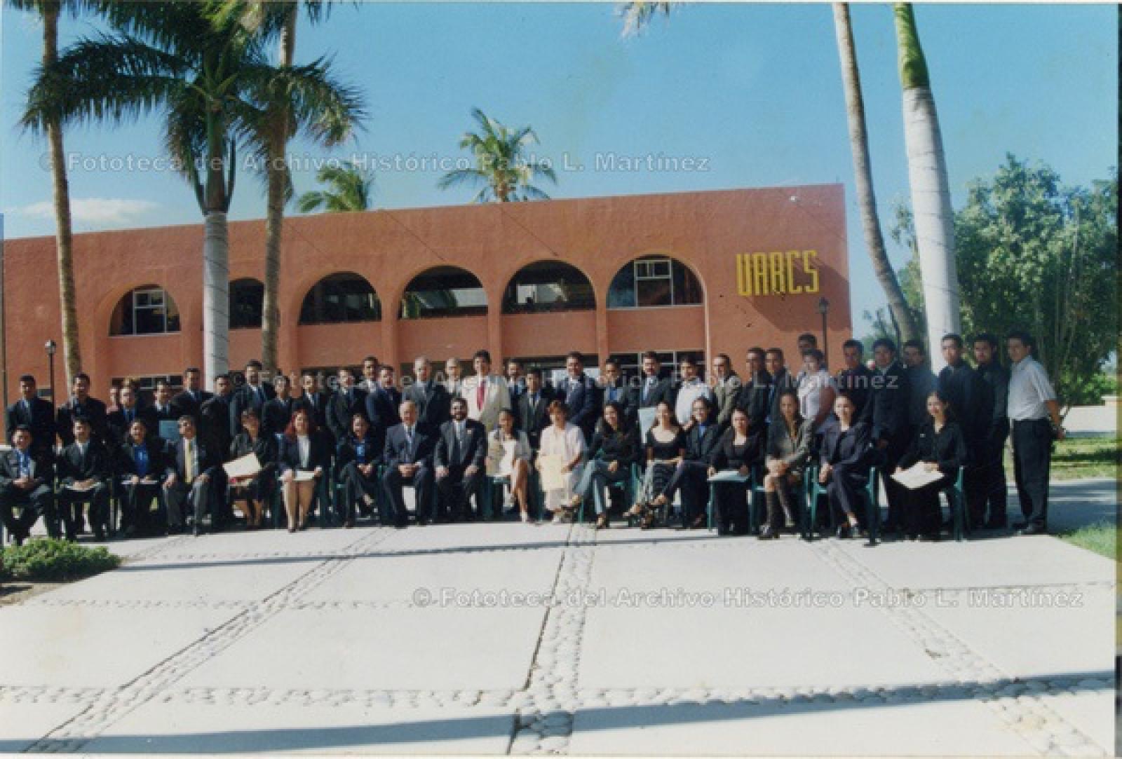 Profesores y egresados en explanada de la Universidad Autónoma de Baja California Sur.