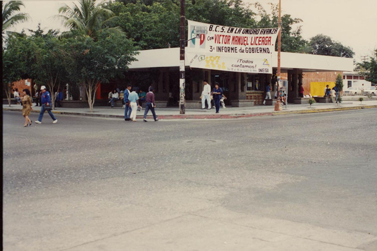 Propaganda del III Informe de Gobierno de Víctor Manuel Liceaga, frente al mercado Francisco I. Madero.