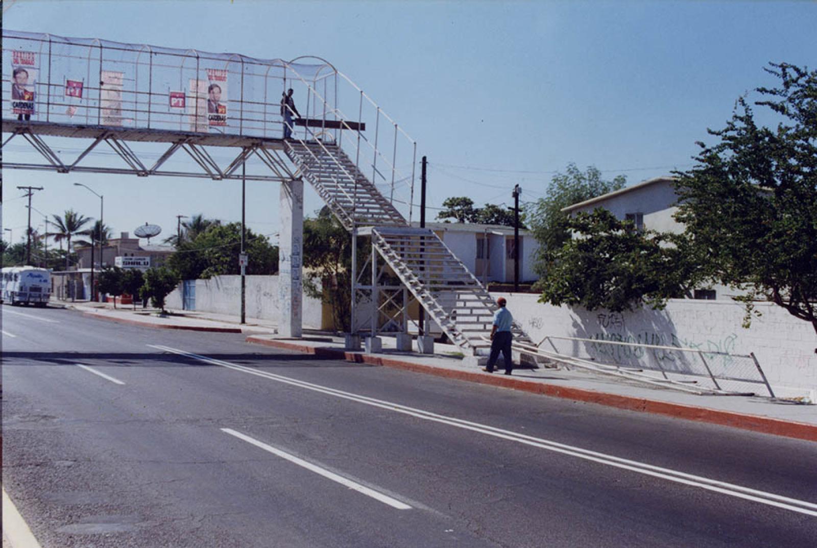 Propaganda del Partido del Trabajo colgada en puente peatonal de la colonia 8 de Octubre.